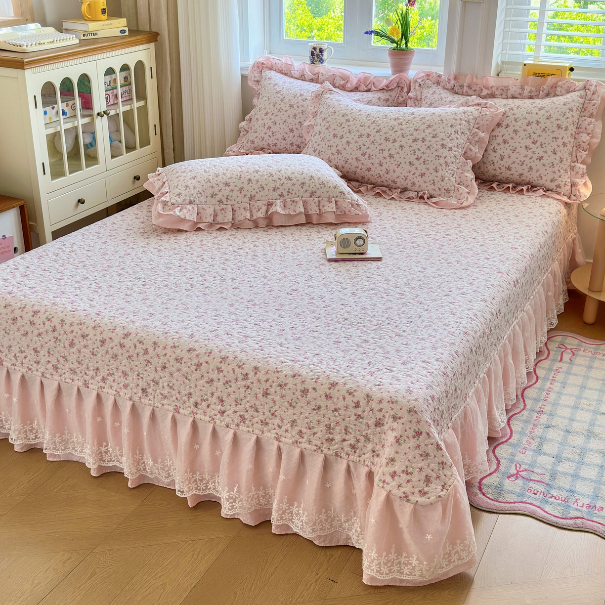 91家纺网 家纺一手货源 找家纺 雅眠居 2026直播爆款泡芙双层纱蕾丝花边被套款床盖款四件套 粉薇