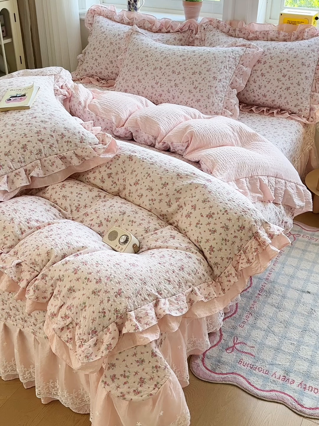 91家纺网 家纺一手货源 找家纺 雅眠居 2026直播爆款泡芙双层纱蕾丝花边被套款床盖款四件套 粉薇