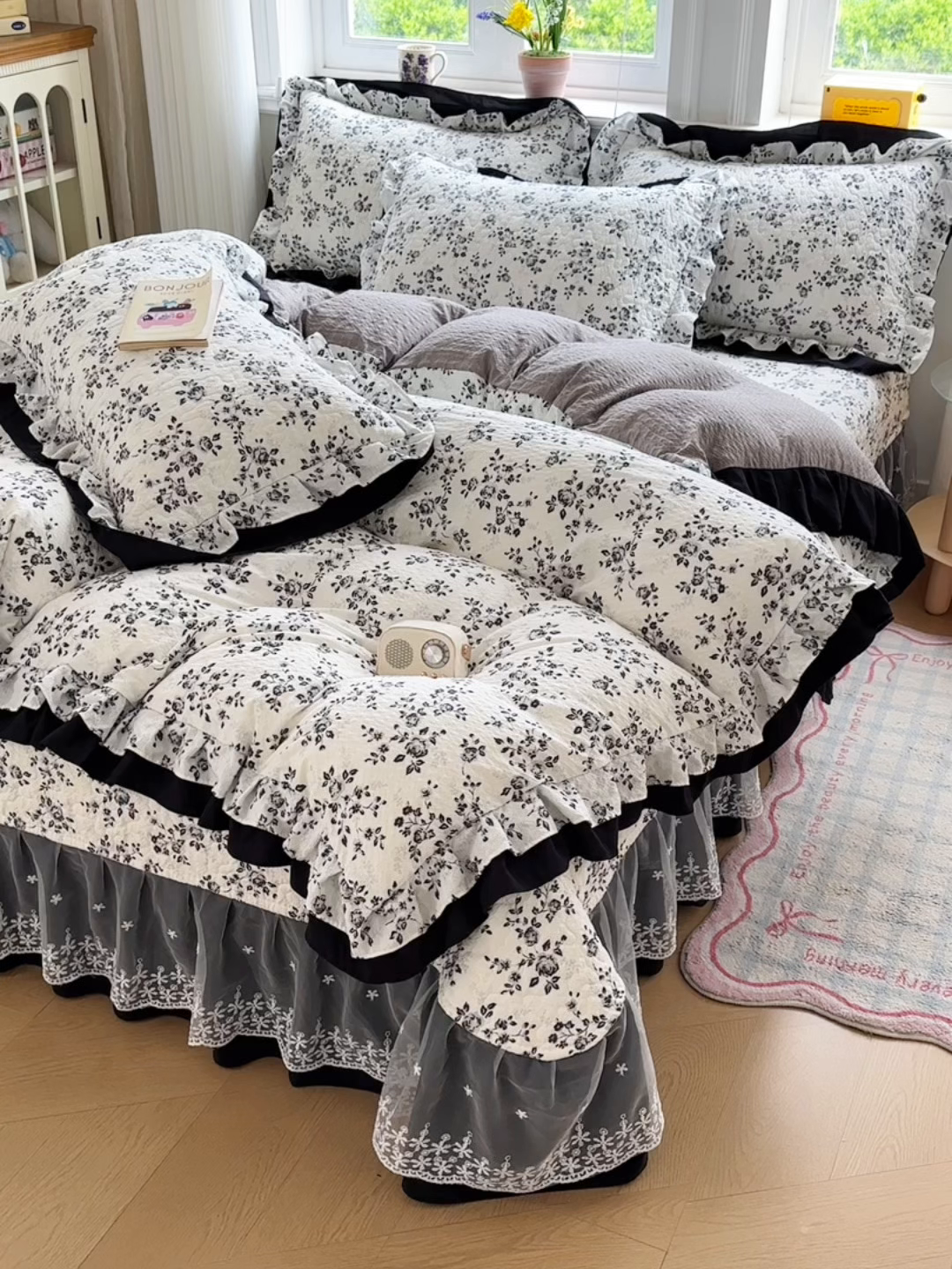 91家纺网 家纺一手货源 找家纺 雅眠居 2026直播爆款泡芙双层纱蕾丝花边被套款床盖款四件套 墨染