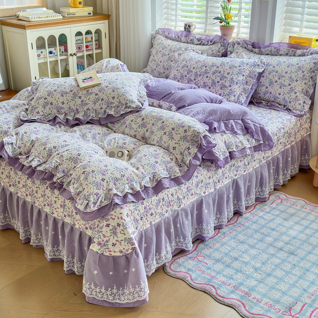 91家纺网 家纺一手货源 找家纺 雅眠居 2026直播爆款泡芙双层纱蕾丝花边被套款床盖款四件套 紫雾