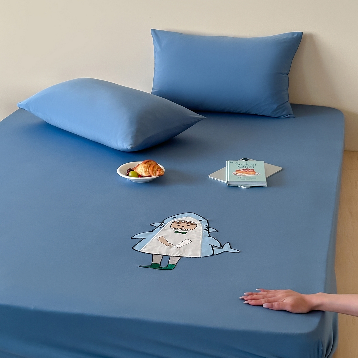 91家纺网 家纺一手货源 找家纺 （总）RYB红黄兰 2026新款设计师原创A类锦氨贴布绣超凉感床笠三件套床笠单件