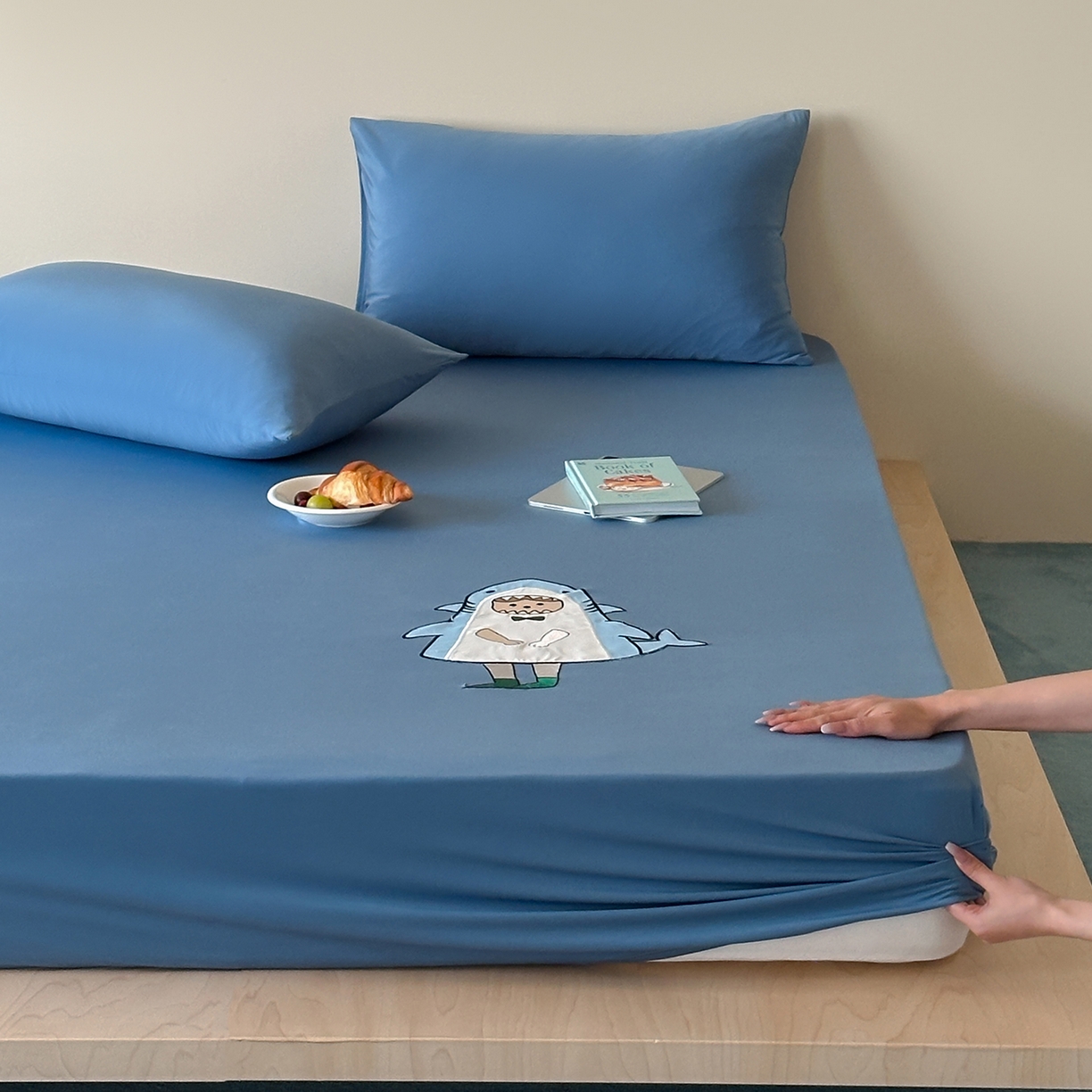 91家纺网 家纺一手货源 找家纺 （总）RYB红黄兰 2026新款设计师原创A类锦氨贴布绣超凉感床笠三件套床笠单件