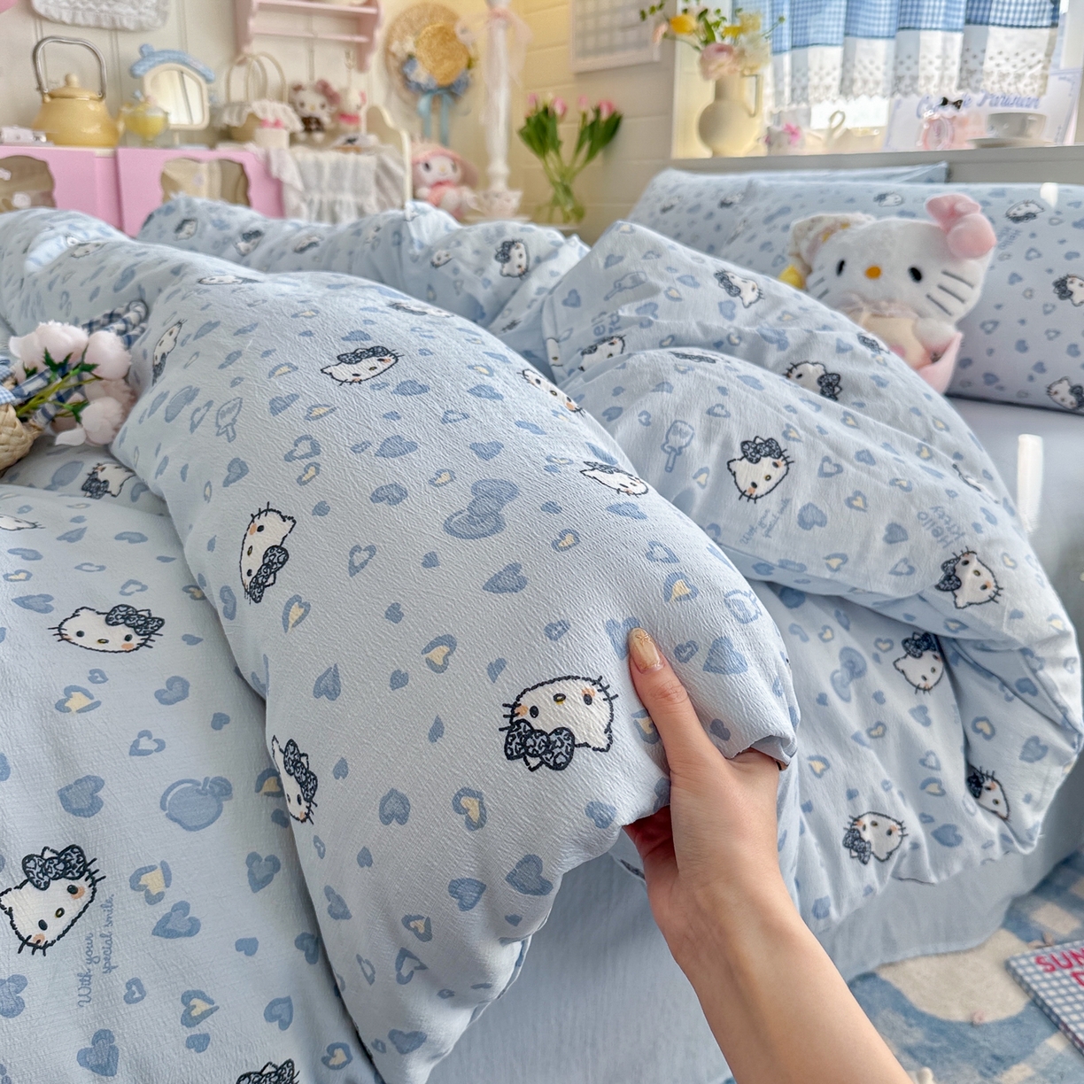 91家纺网 家纺一手货源 找家纺 初念 2026新款云感纱印花四件套 冰蓝凯蒂