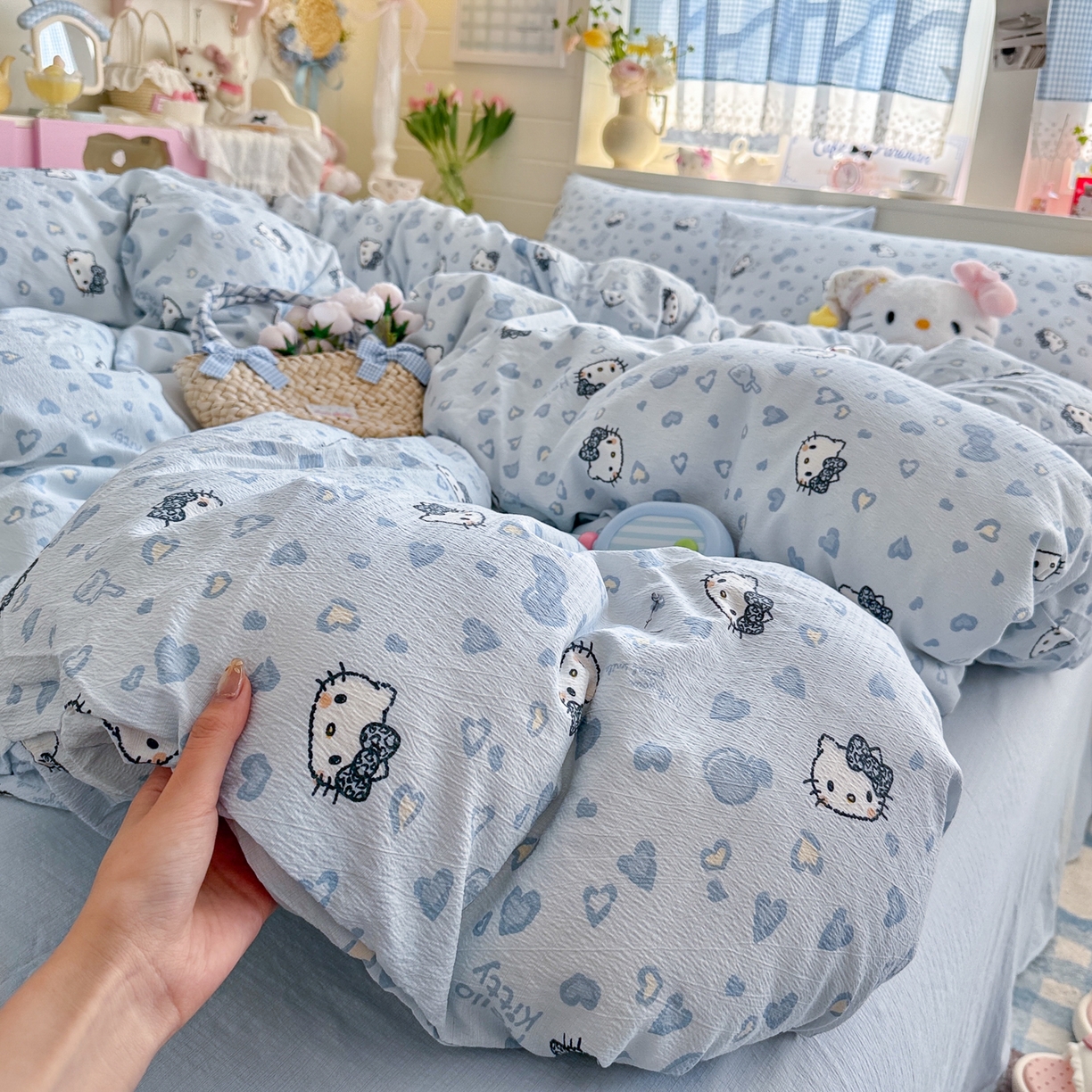 91家纺网 家纺一手货源 找家纺 初念 2026新款云感纱印花四件套 冰蓝凯蒂