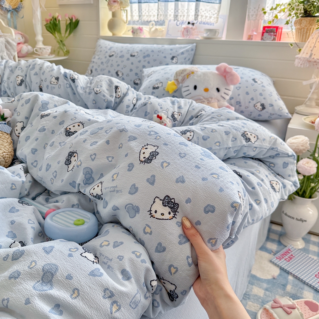 91家纺网 家纺一手货源 找家纺 初念 2026新款云感纱印花四件套 冰蓝凯蒂