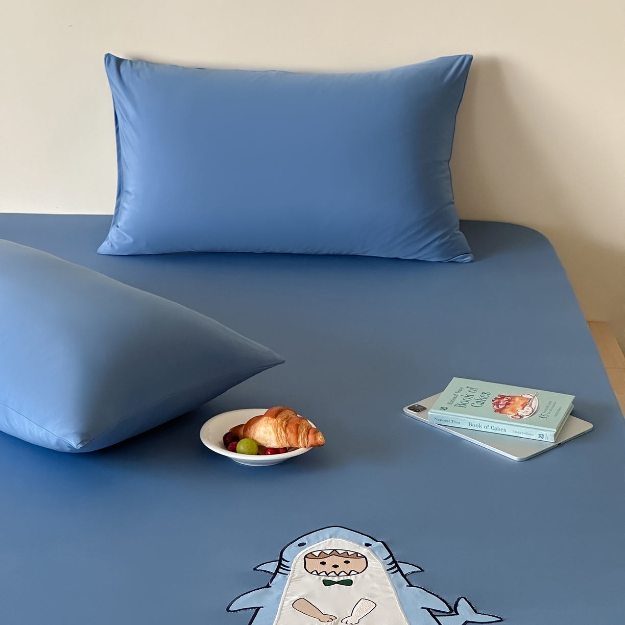 91家纺网 家纺一手货源 找家纺 RYB红黄兰 2026新款设计师原创A类锦氨贴布绣超凉感床笠三件套床笠单件 鲨鱼尼诺Nino