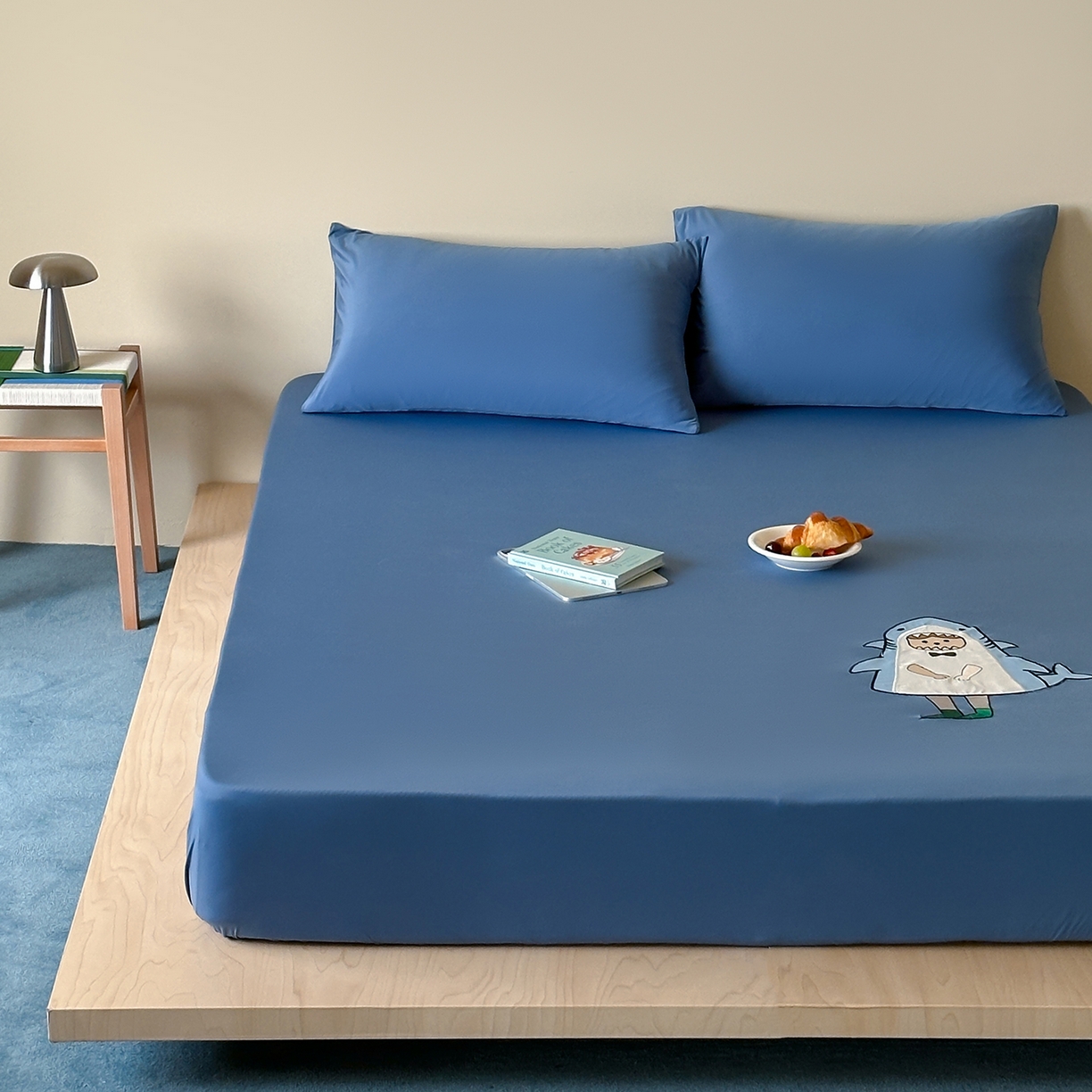 91家纺网 家纺一手货源 找家纺 RYB红黄兰 2026新款设计师原创A类锦氨贴布绣超凉感床笠三件套床笠单件 鲨鱼尼诺Nino