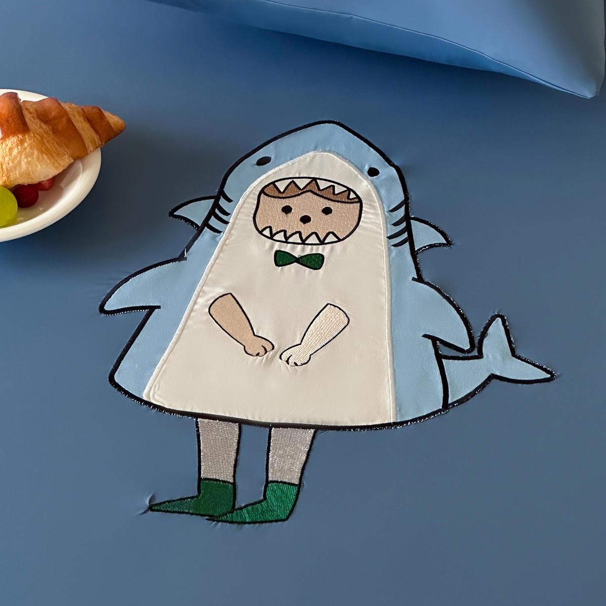 91家纺网 家纺一手货源 找家纺 RYB红黄兰 2026新款设计师原创A类锦氨贴布绣超凉感床笠三件套床笠单件 鲨鱼尼诺Nino