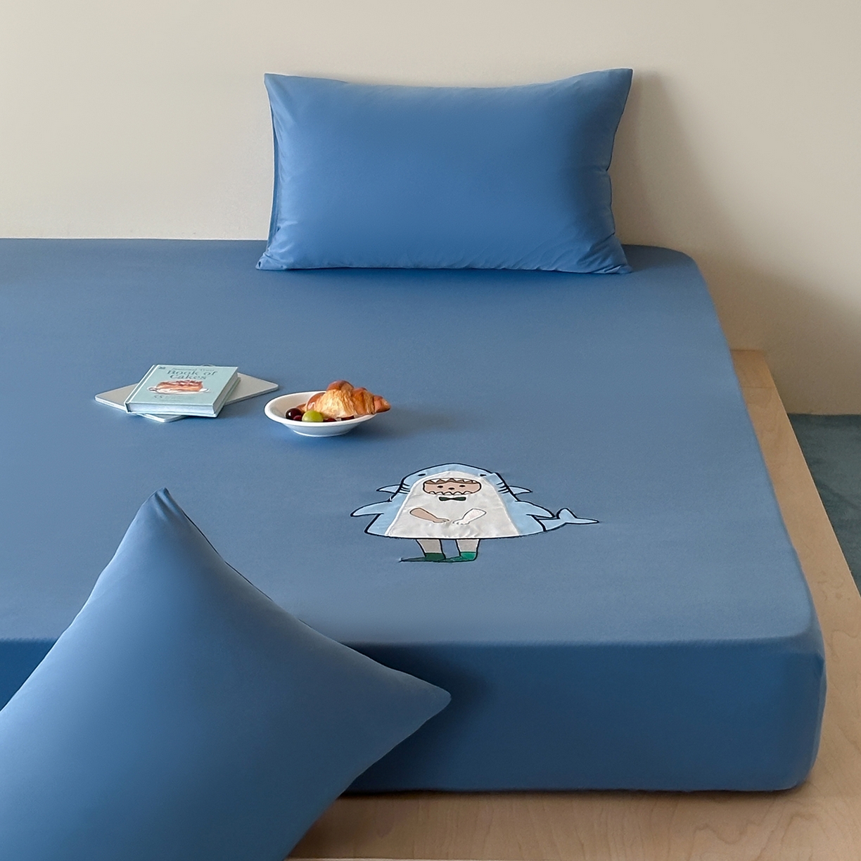 91家纺网 家纺一手货源 找家纺 RYB红黄兰 2026新款设计师原创A类锦氨贴布绣超凉感床笠三件套床笠单件 鲨鱼尼诺Nino