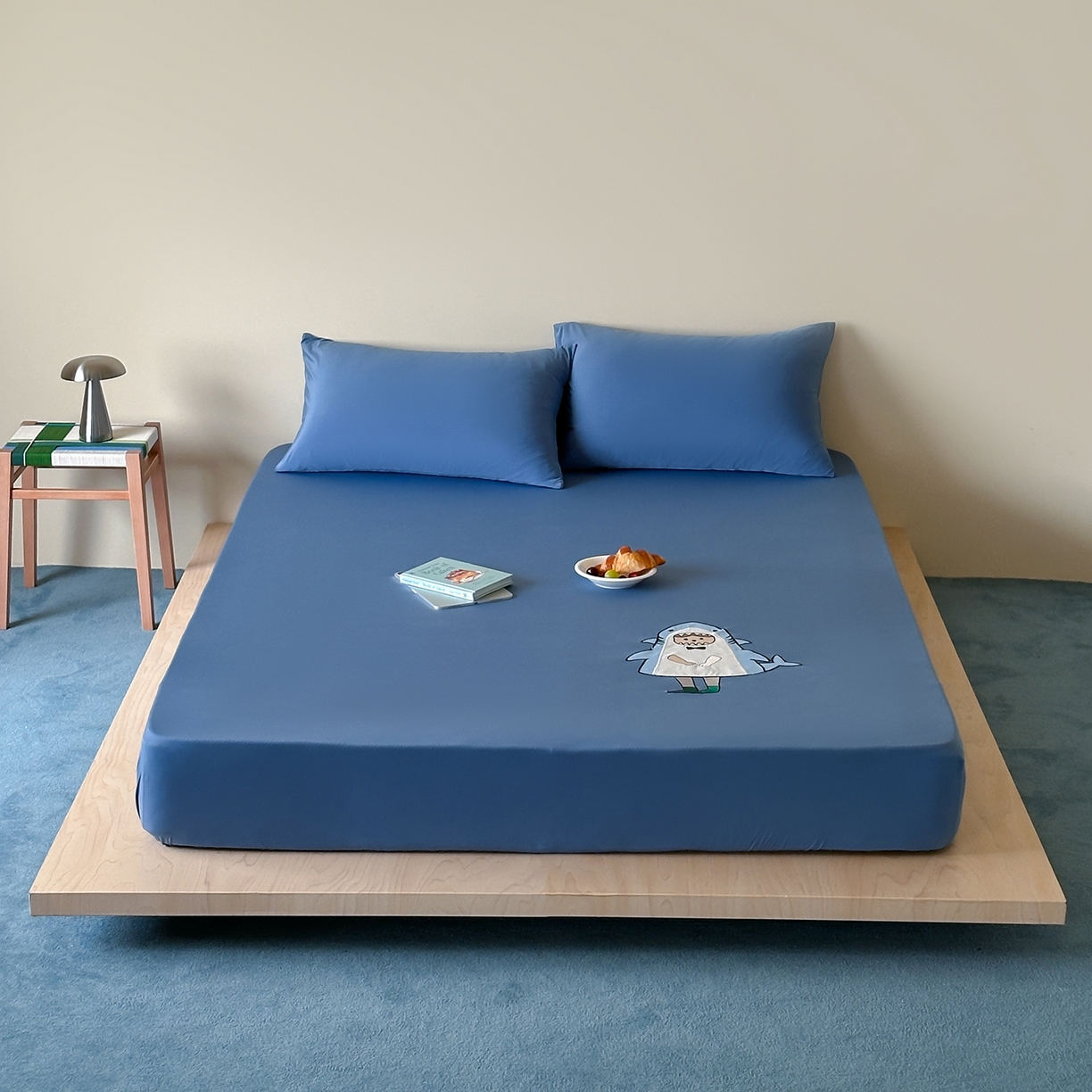 91家纺网 家纺一手货源 找家纺 RYB红黄兰 2026新款设计师原创A类锦氨贴布绣超凉感床笠三件套床笠单件 鲨鱼尼诺Nino