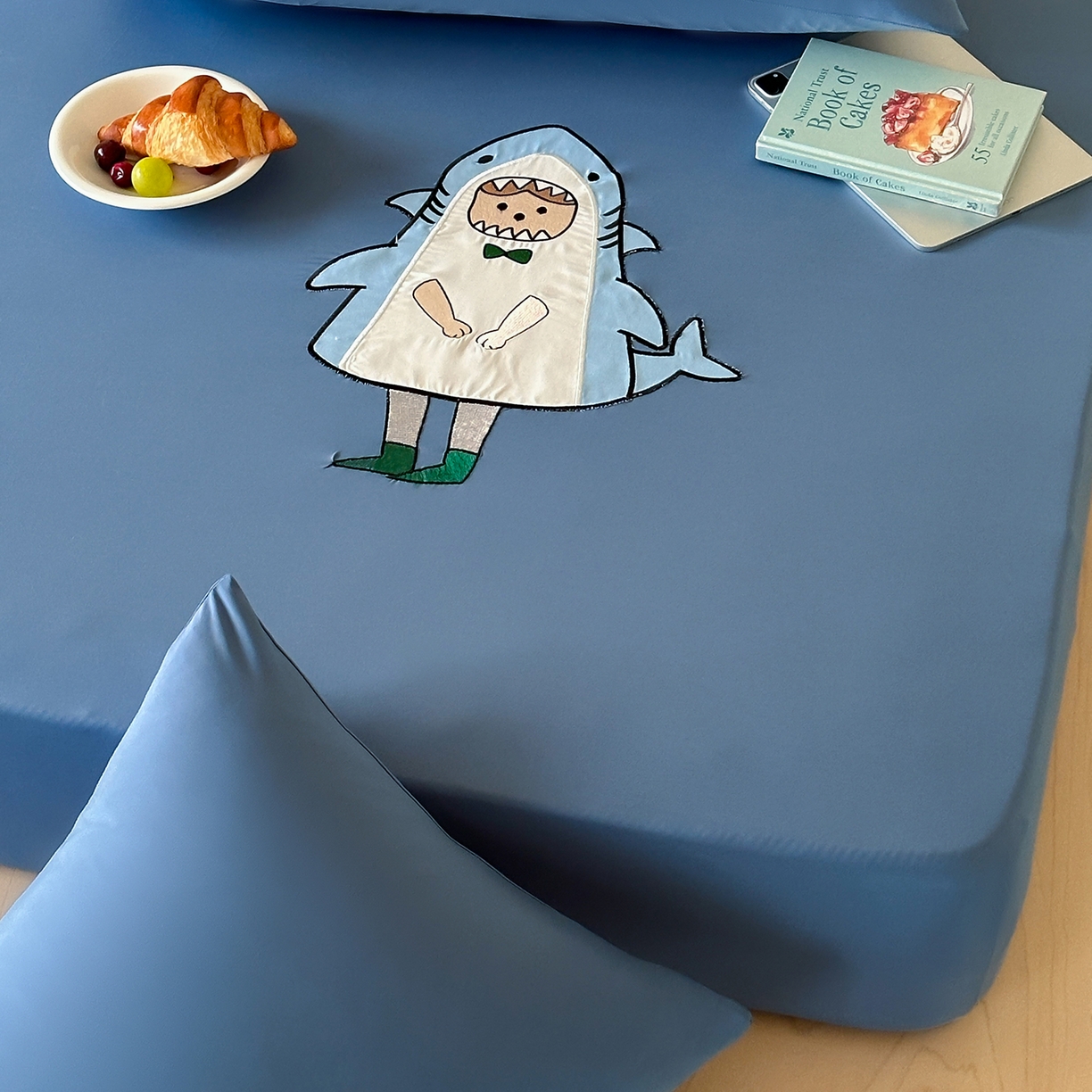 91家纺网 家纺一手货源 找家纺 RYB红黄兰 2026新款设计师原创A类锦氨贴布绣超凉感床笠三件套床笠单件 鲨鱼尼诺Nino