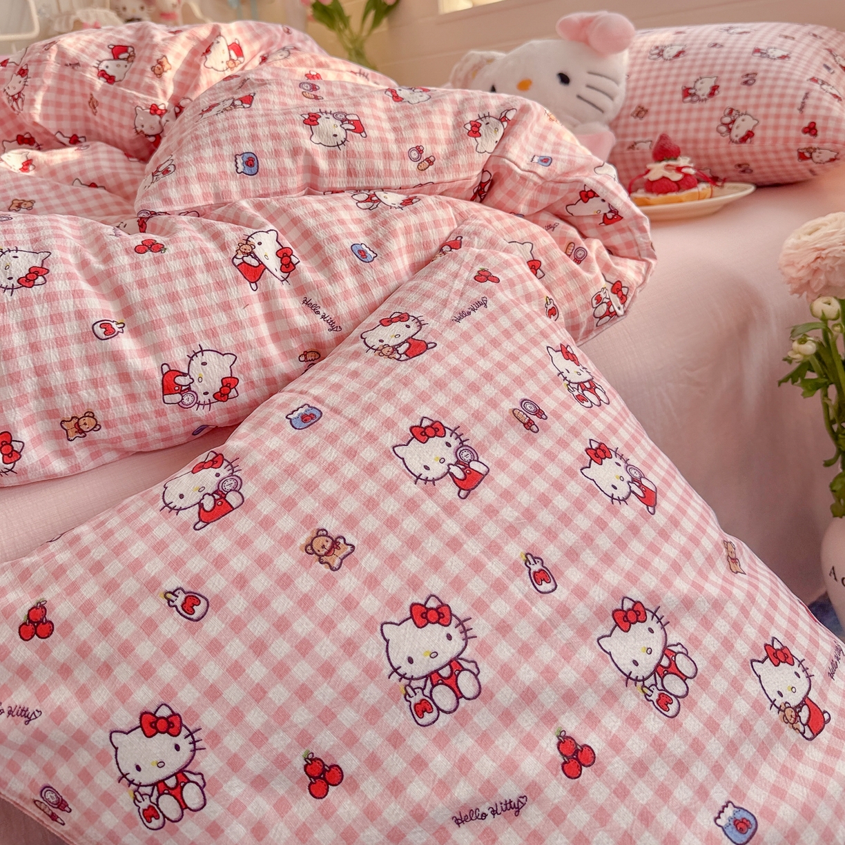 91家纺网 家纺一手货源 找家纺 初念 2026新款云感纱印花四件套 凯蒂粉小格