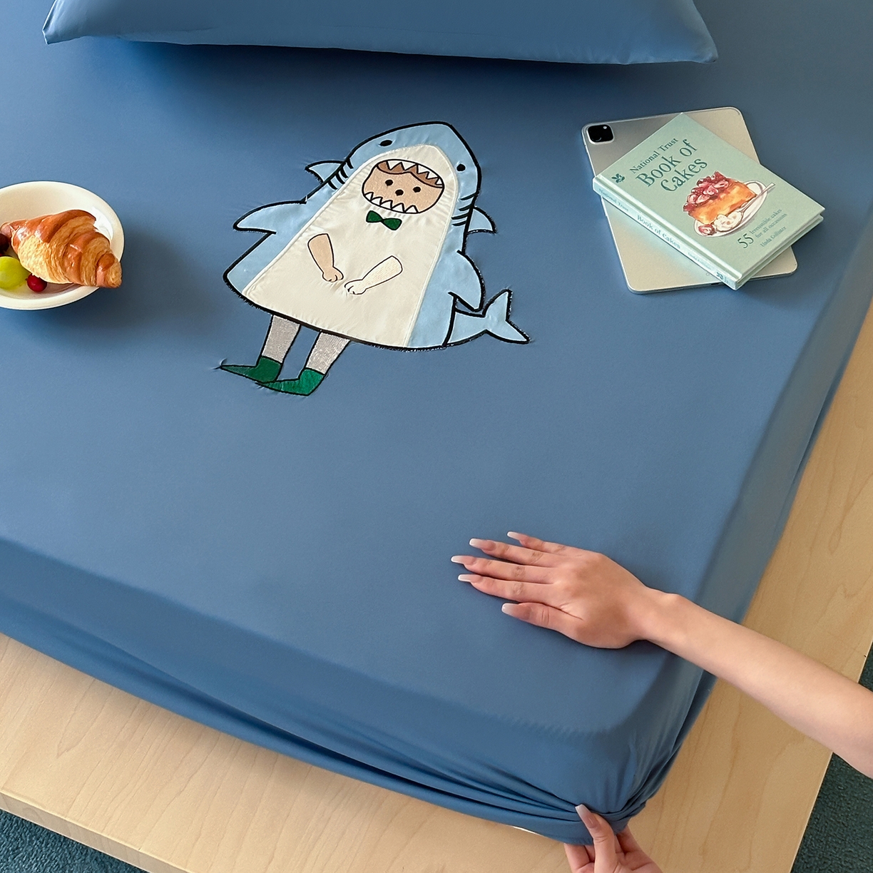 91家纺网 家纺一手货源 找家纺 RYB红黄兰 2026新款设计师原创A类锦氨贴布绣超凉感床笠三件套床笠单件 鲨鱼尼诺Nino