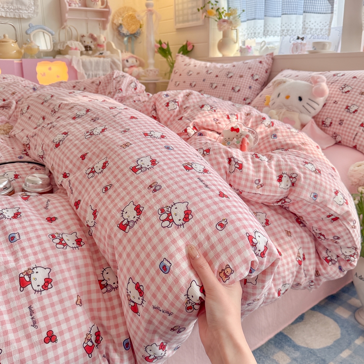 91家纺网 家纺一手货源 找家纺 初念 2026新款云感纱印花四件套 凯蒂粉小格