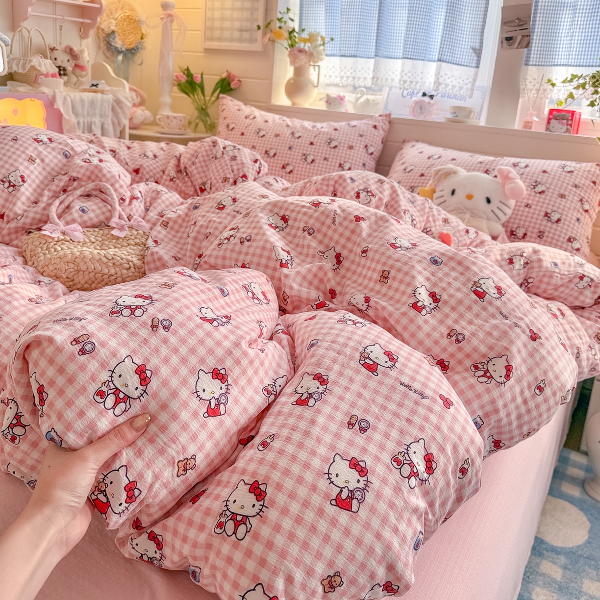 91家纺网 家纺一手货源 找家纺 初念 2026新款云感纱印花四件套 凯蒂粉小格