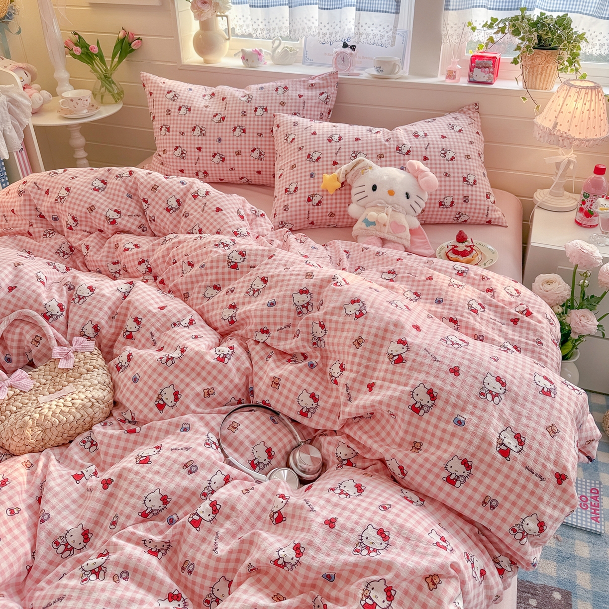 91家纺网 家纺一手货源 找家纺 初念 2026新款云感纱印花四件套 凯蒂粉小格