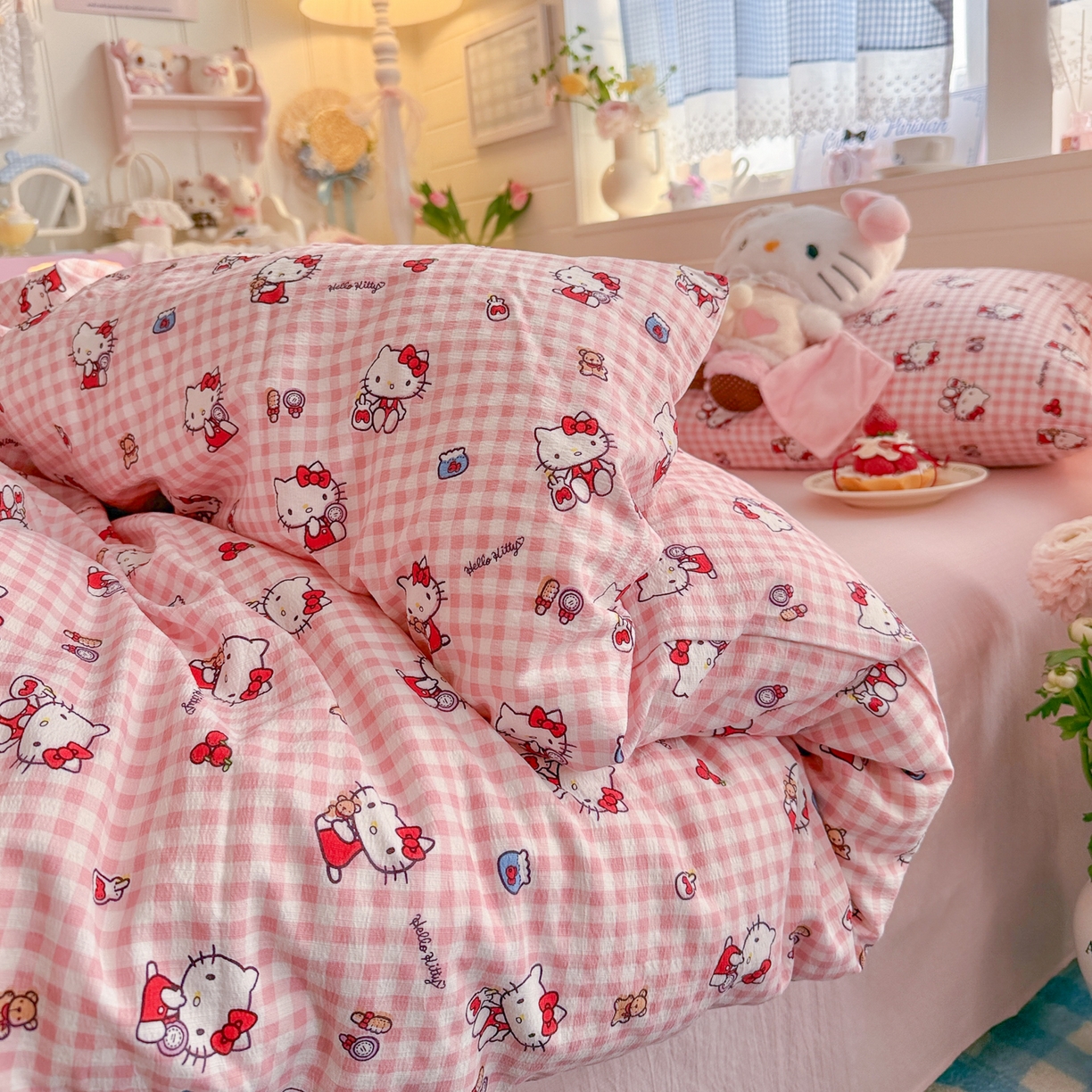 91家纺网 家纺一手货源 找家纺 初念 2026新款云感纱印花四件套 凯蒂粉小格