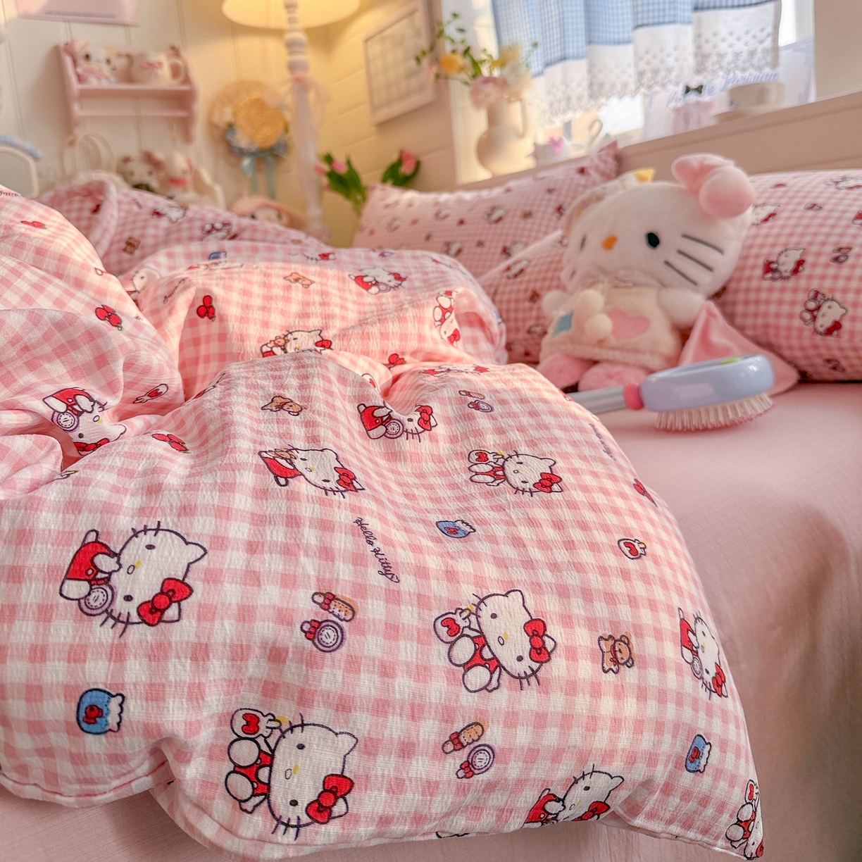 91家纺网 家纺一手货源 找家纺 初念 2026新款云感纱印花四件套 凯蒂粉小格