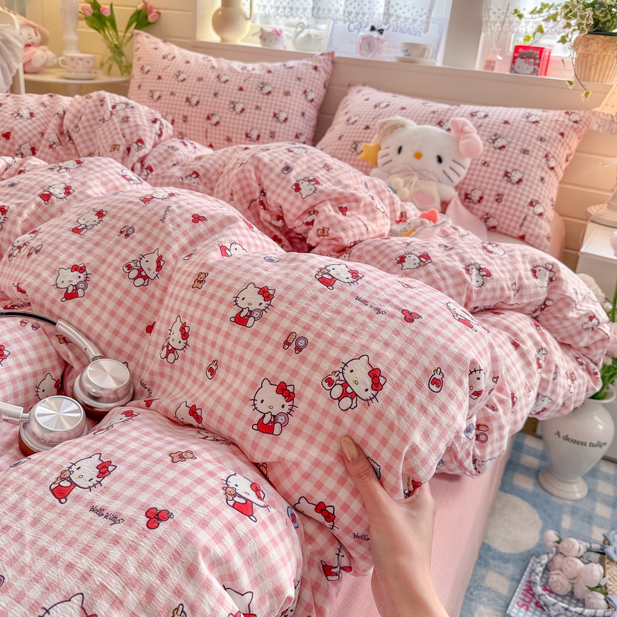 91家纺网 家纺一手货源 找家纺 初念 2026新款云感纱印花四件套 凯蒂粉小格