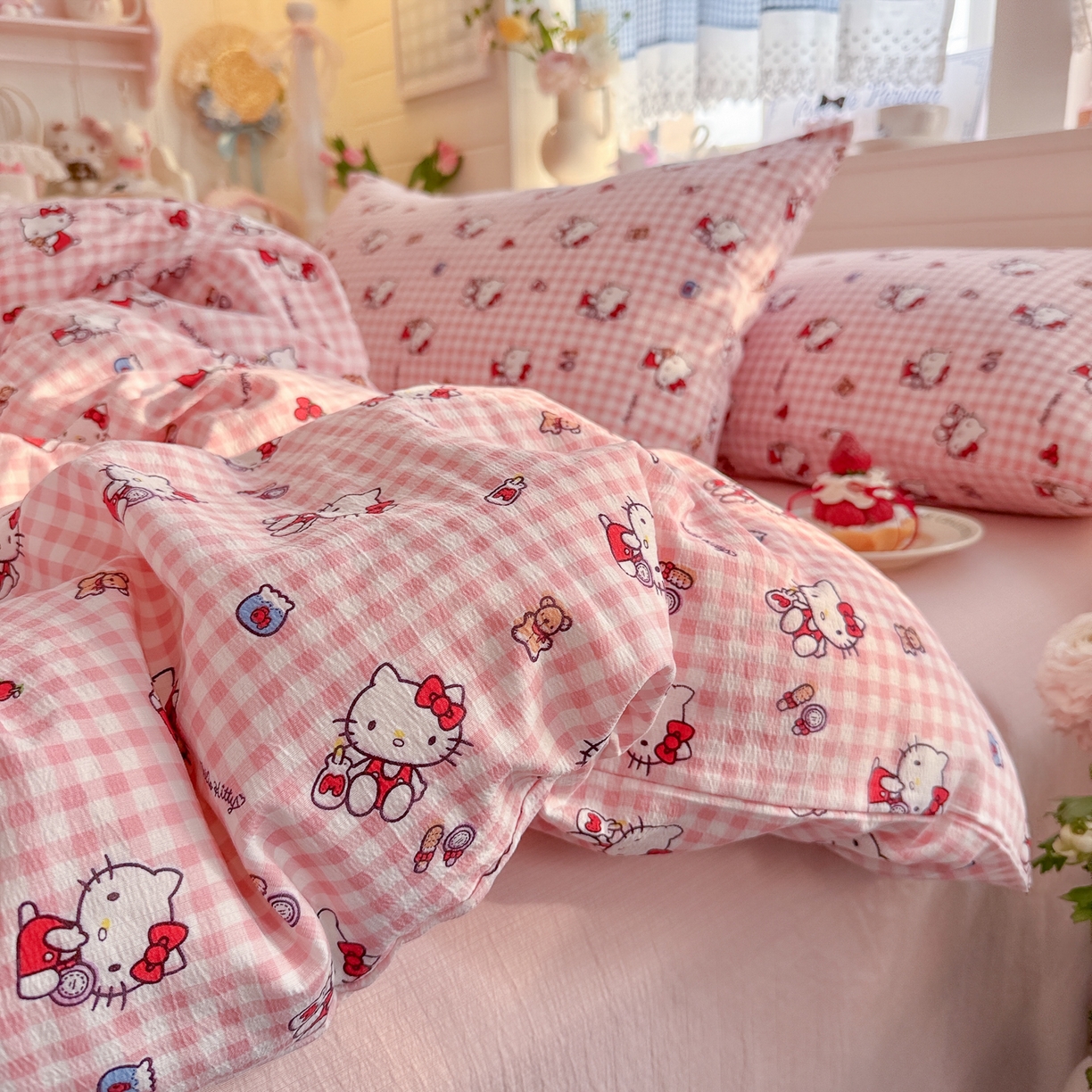 91家纺网 家纺一手货源 找家纺 初念 2026新款云感纱印花四件套 凯蒂粉小格