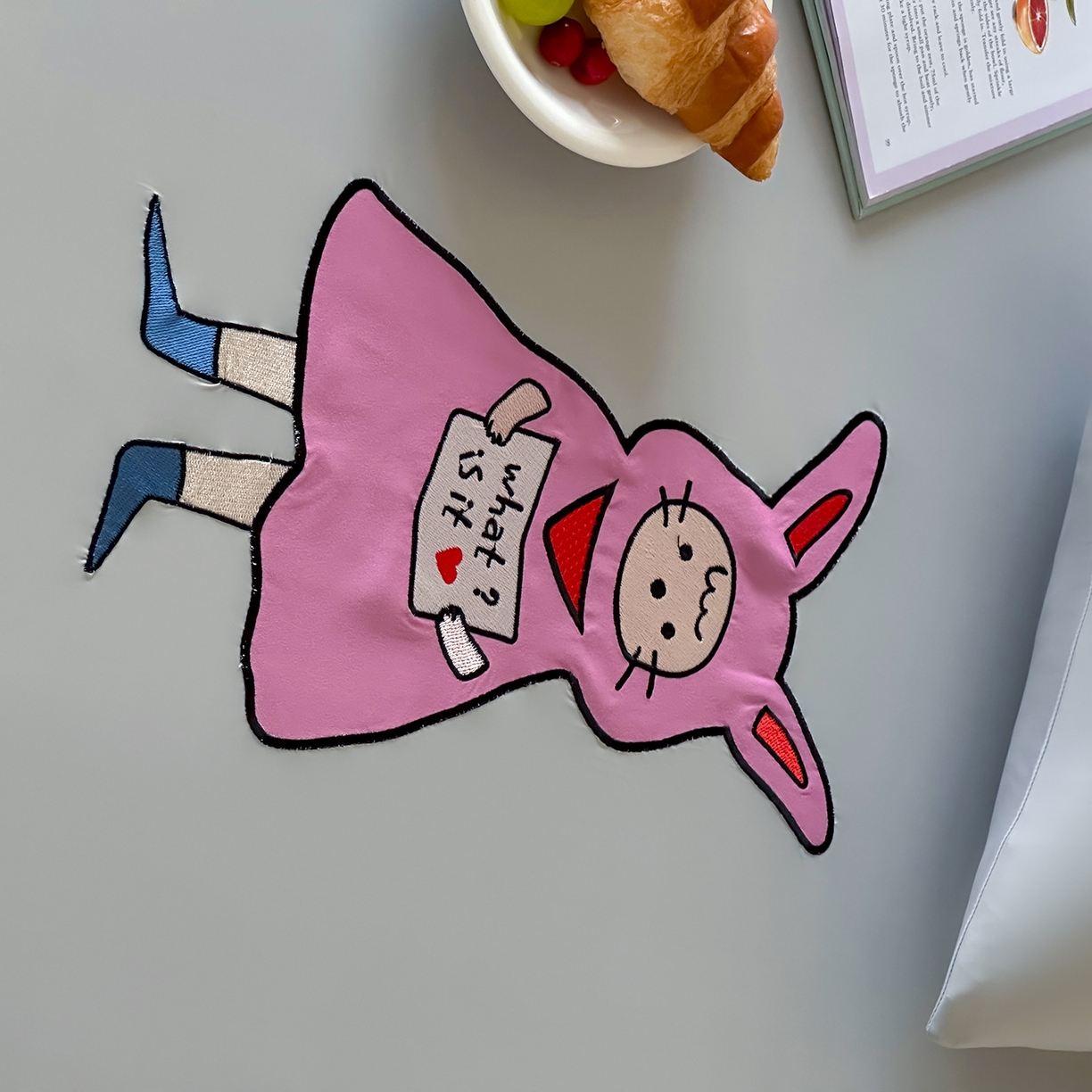 91家纺网 家纺一手货源 找家纺 RYB红黄兰 2026新款设计师原创A类锦氨贴布绣超凉感床笠三件套床笠单件 贝拉兔兔Bella