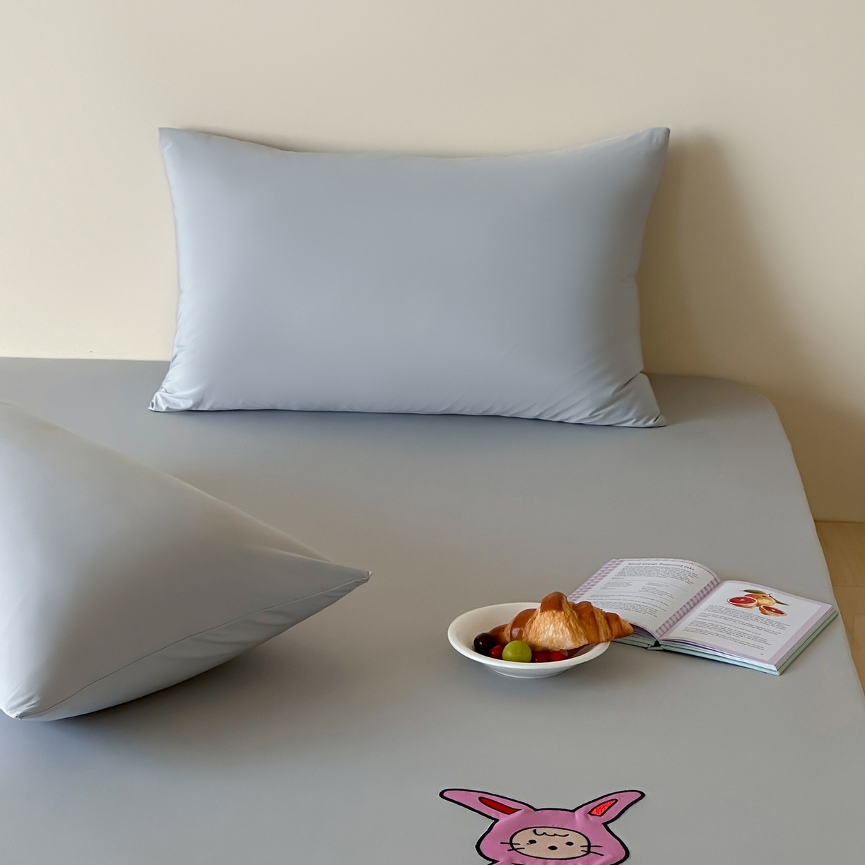 91家纺网 家纺一手货源 找家纺 RYB红黄兰 2026新款设计师原创A类锦氨贴布绣超凉感床笠三件套床笠单件 贝拉兔兔Bella