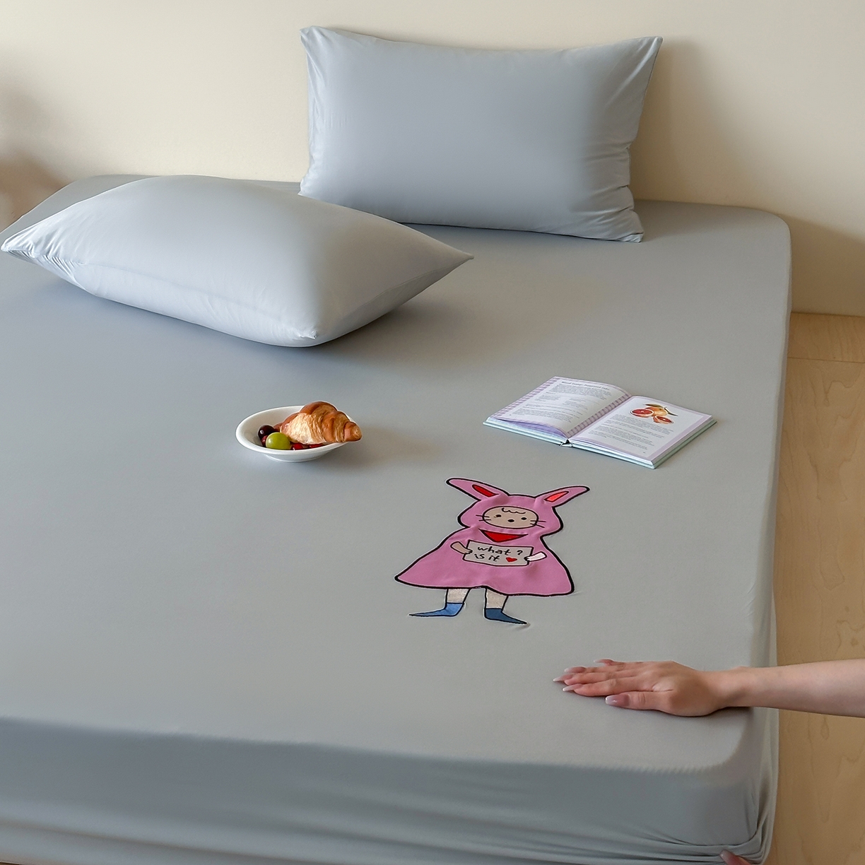 91家纺网 家纺一手货源 找家纺 RYB红黄兰 2026新款设计师原创A类锦氨贴布绣超凉感床笠三件套床笠单件 贝拉兔兔Bella