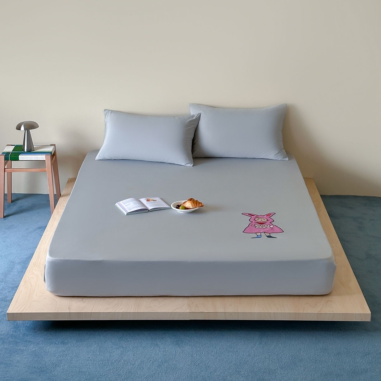 91家纺网 家纺一手货源 找家纺 RYB红黄兰 2026新款设计师原创A类锦氨贴布绣超凉感床笠三件套床笠单件 贝拉兔兔Bella