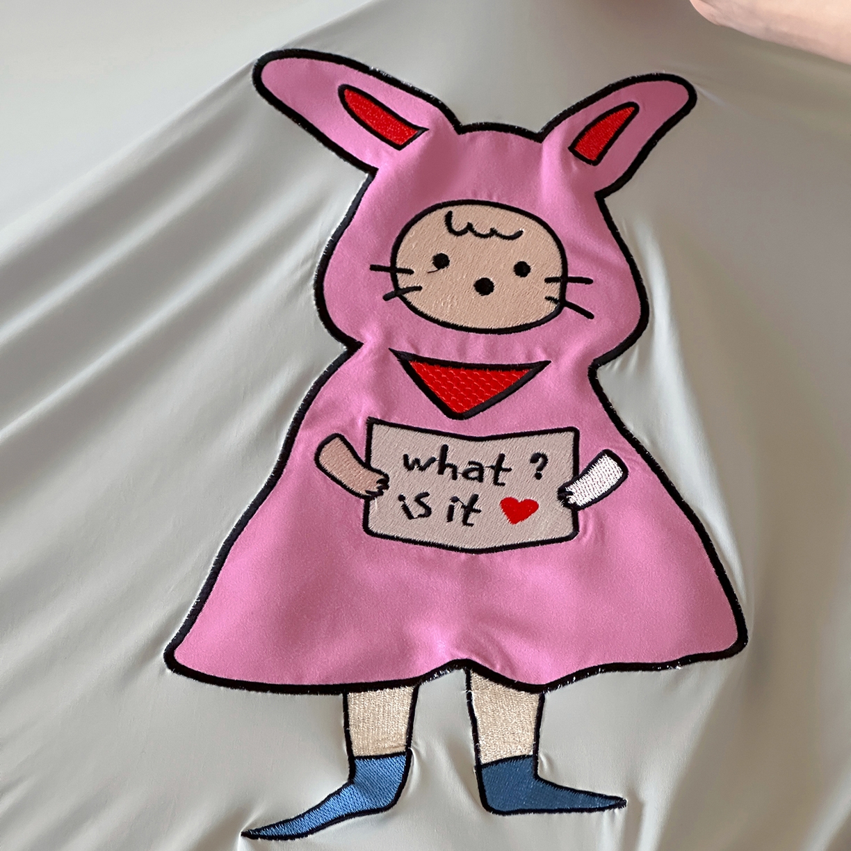 91家纺网 家纺一手货源 找家纺 RYB红黄兰 2026新款设计师原创A类锦氨贴布绣超凉感床笠三件套床笠单件 贝拉兔兔Bella