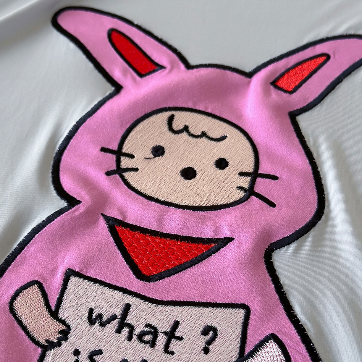 91家纺网 家纺一手货源 找家纺 RYB红黄兰 2026新款设计师原创A类锦氨贴布绣超凉感床笠三件套床笠单件 贝拉兔兔Bella