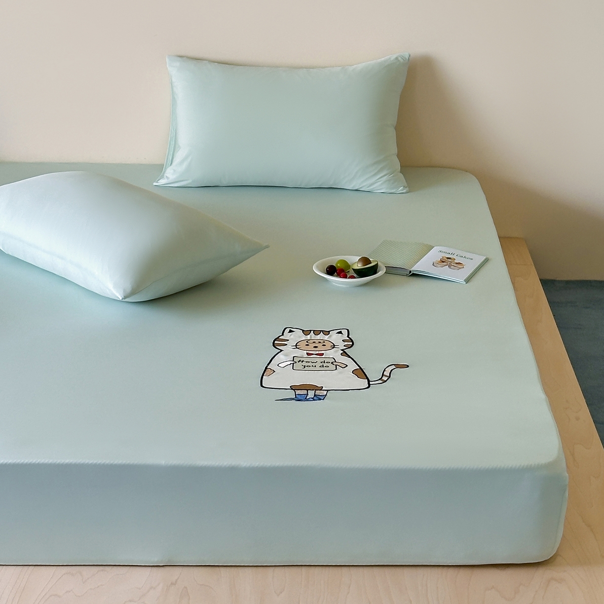 91家纺网 家纺一手货源 找家纺 RYB红黄兰 2026新款设计师原创A类锦氨贴布绣超凉感床笠三件套床笠单件 泡芙猫咪Puff