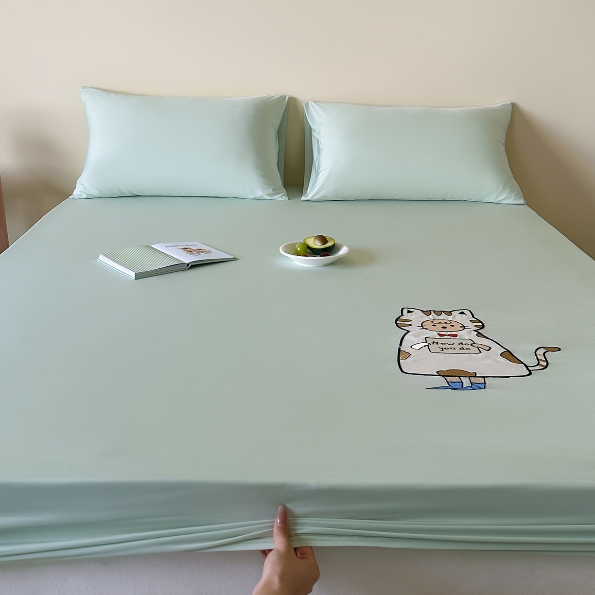 91家纺网 家纺一手货源 找家纺 RYB红黄兰 2026新款设计师原创A类锦氨贴布绣超凉感床笠三件套床笠单件 泡芙猫咪Puff