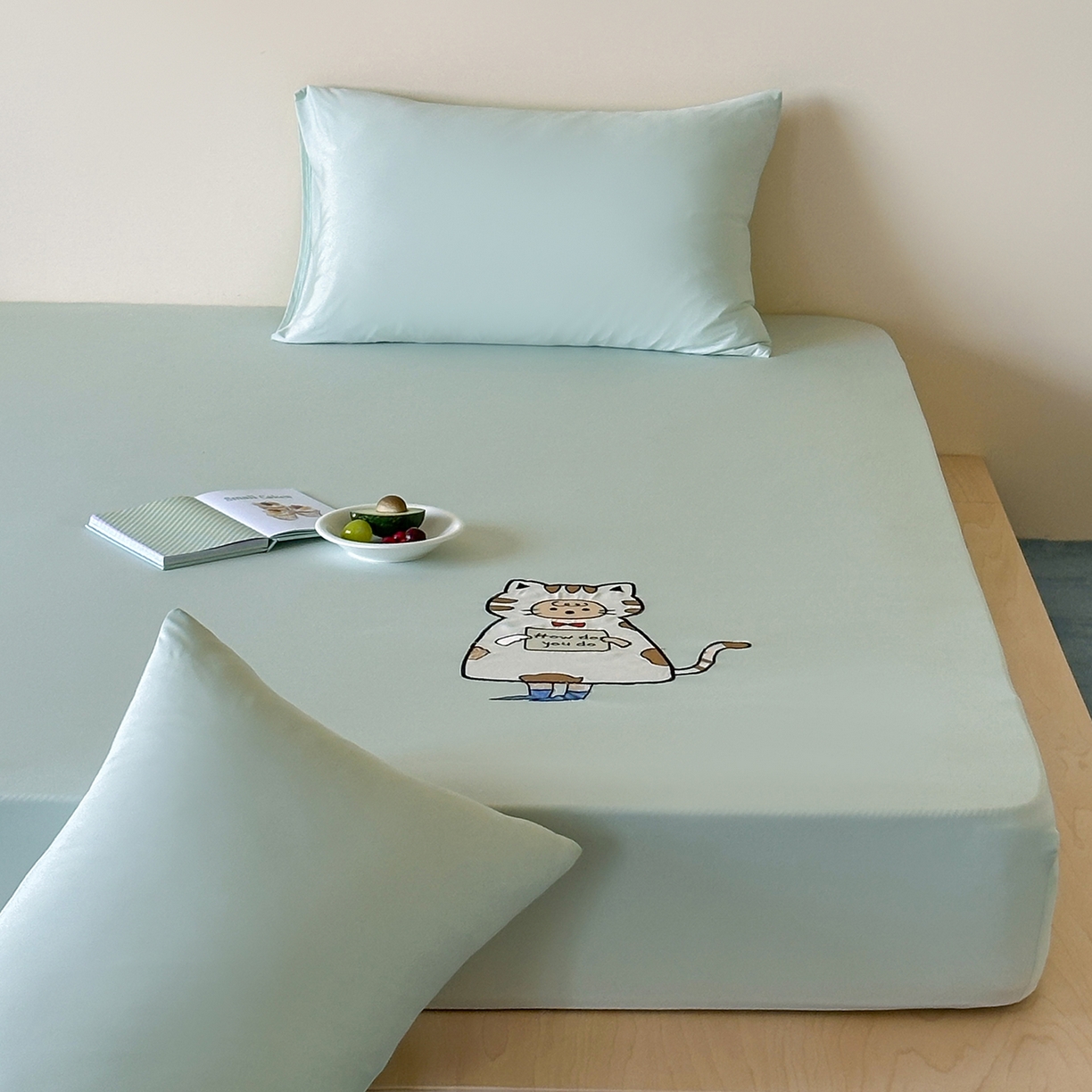 91家纺网 家纺一手货源 找家纺 RYB红黄兰 2026新款设计师原创A类锦氨贴布绣超凉感床笠三件套床笠单件 泡芙猫咪Puff