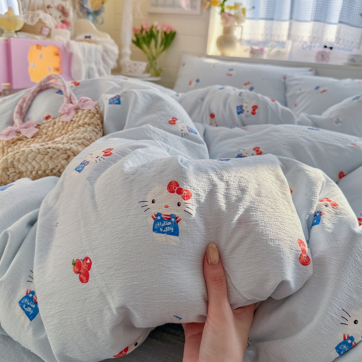 91家纺网 家纺一手货源 找家纺 初念 2026新款云感纱印花四件套 凯蒂养鱼蓝