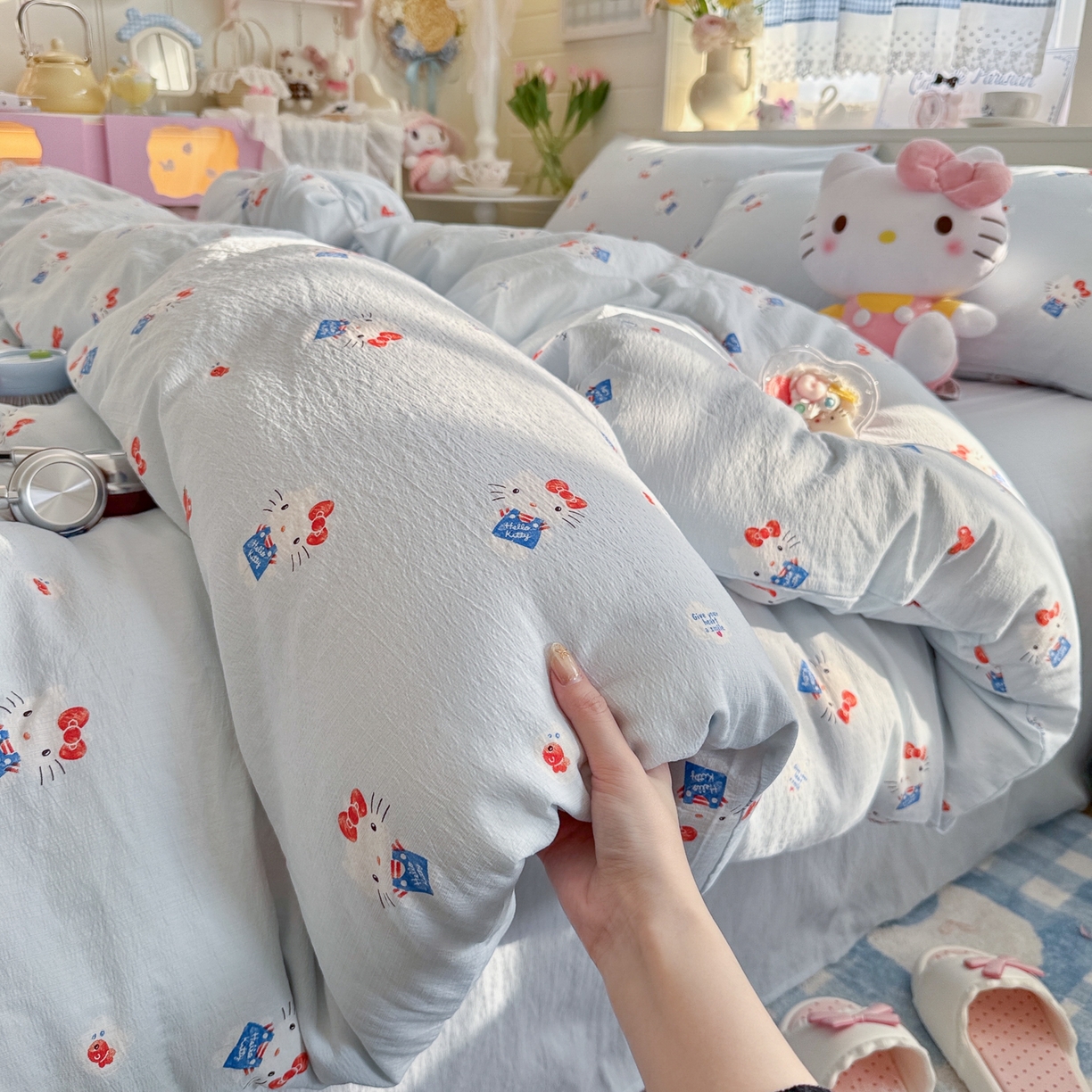 91家纺网 家纺一手货源 找家纺 初念 2026新款云感纱印花四件套 凯蒂养鱼蓝