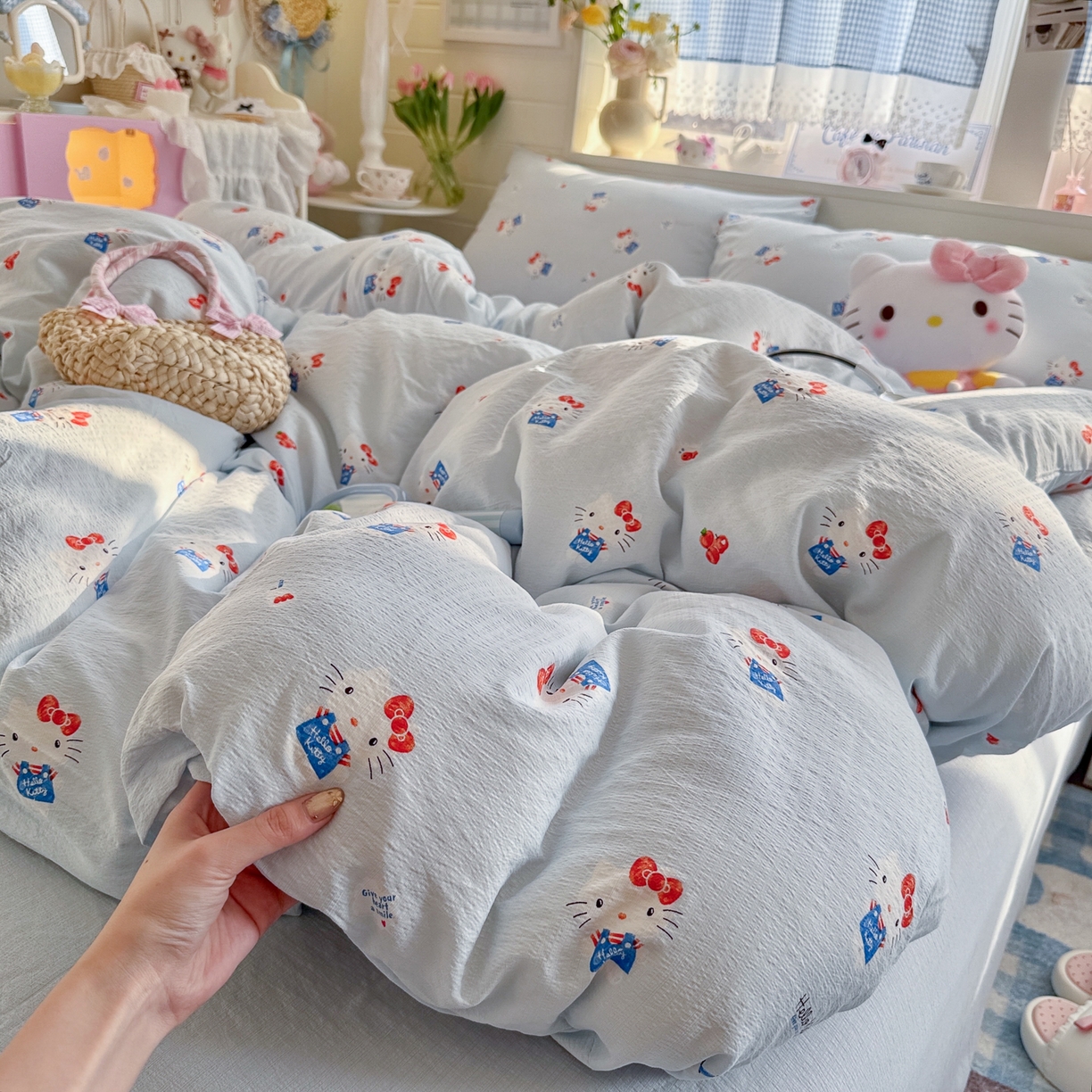 91家纺网 家纺一手货源 找家纺 初念 2026新款云感纱印花四件套 凯蒂养鱼蓝