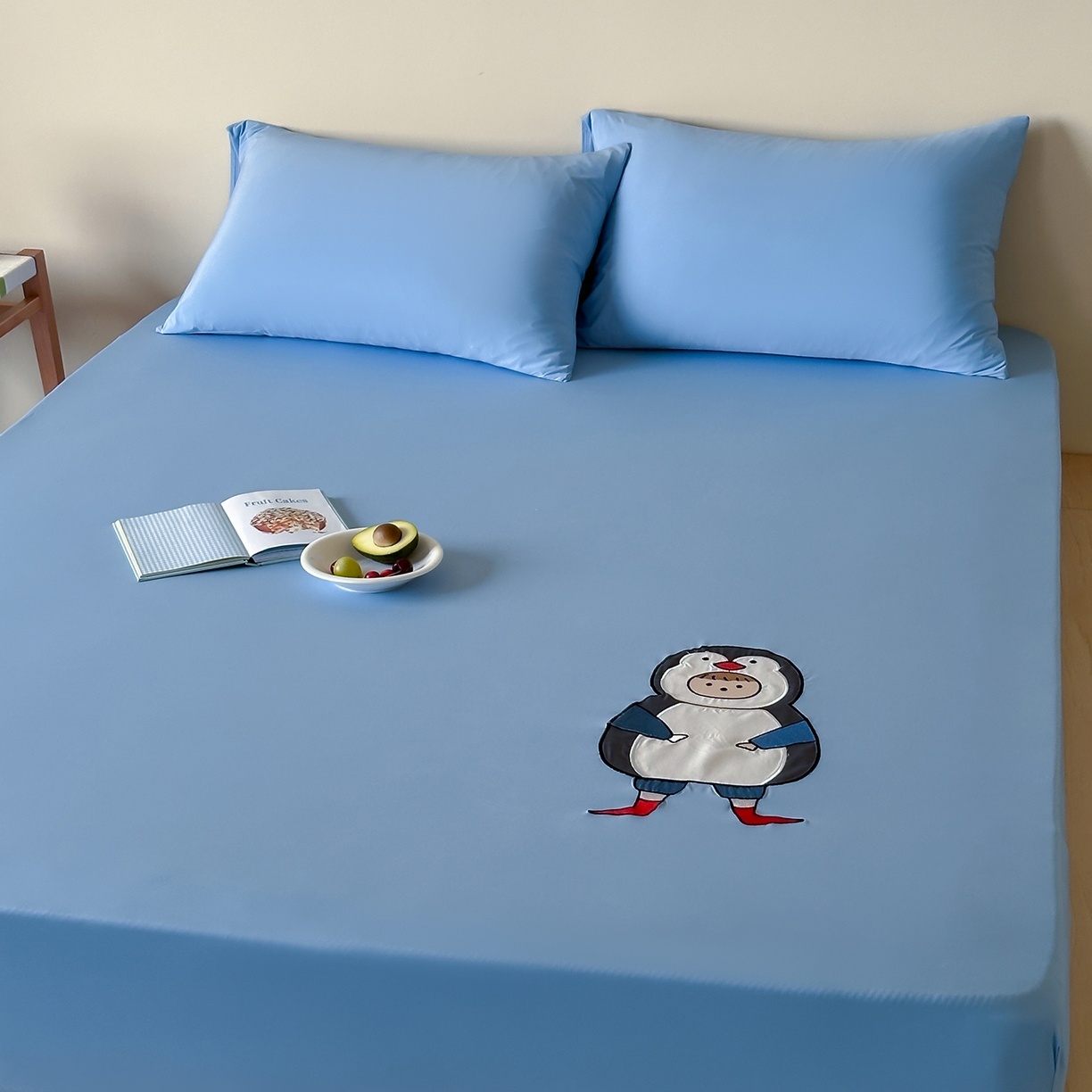 91家纺网 家纺一手货源 找家纺 RYB红黄兰 2026新款设计师原创A类锦氨贴布绣超凉感床笠三件套床笠单件 企鹅Dudu