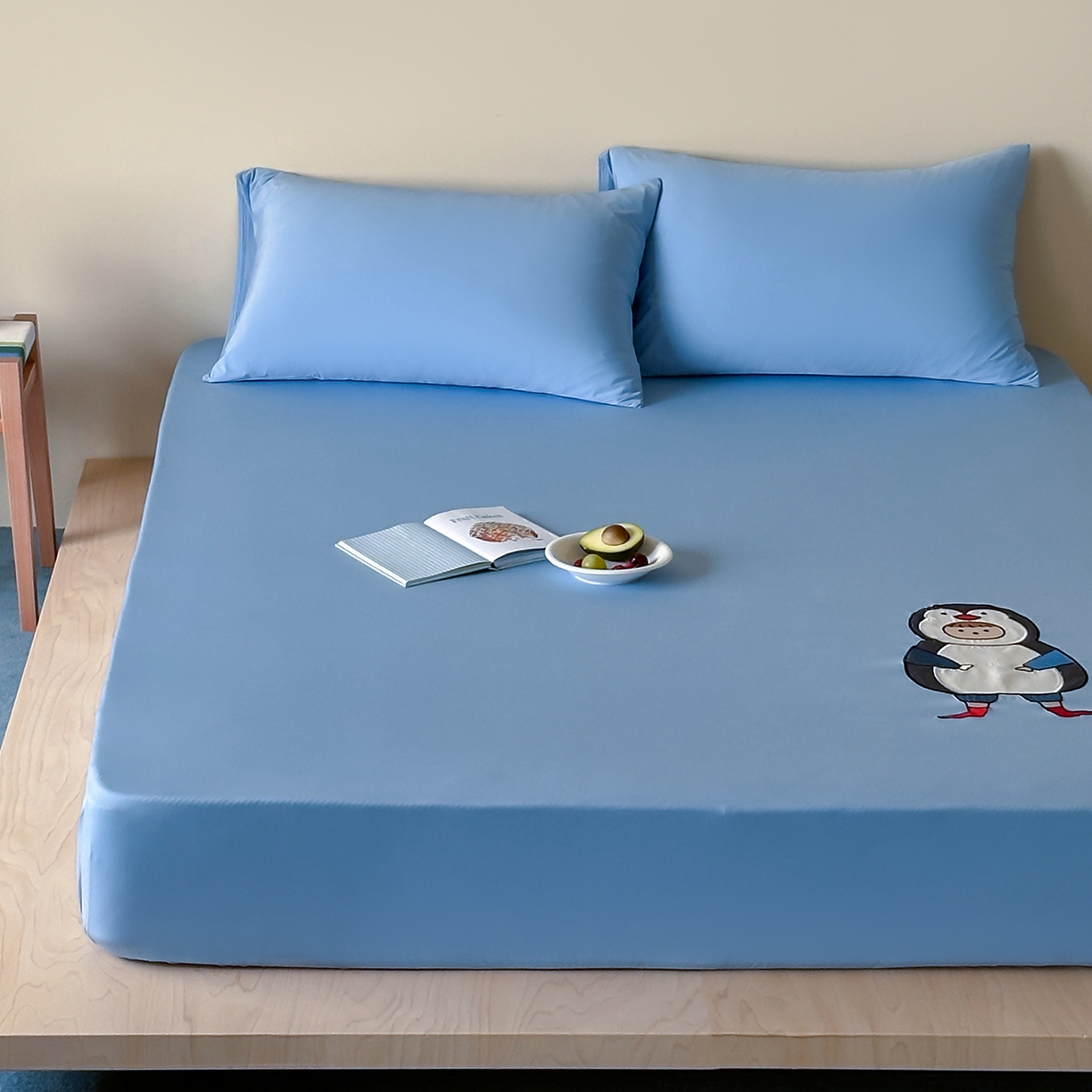 91家纺网 家纺一手货源 找家纺 RYB红黄兰 2026新款设计师原创A类锦氨贴布绣超凉感床笠三件套床笠单件 企鹅Dudu