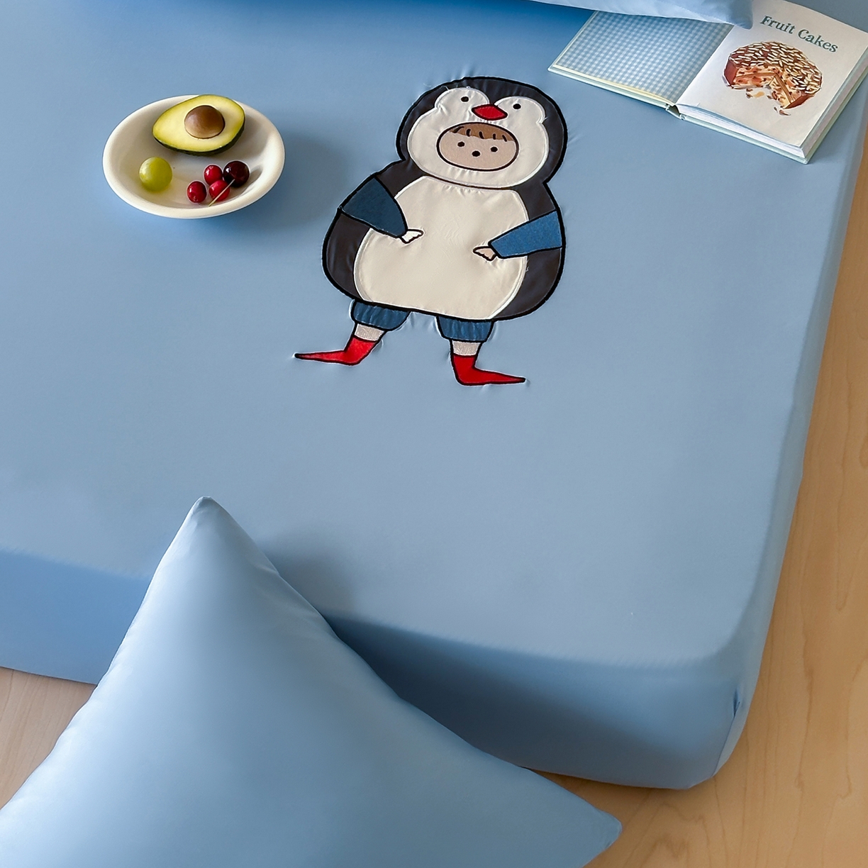 91家纺网 家纺一手货源 找家纺 RYB红黄兰 2026新款设计师原创A类锦氨贴布绣超凉感床笠三件套床笠单件 企鹅Dudu