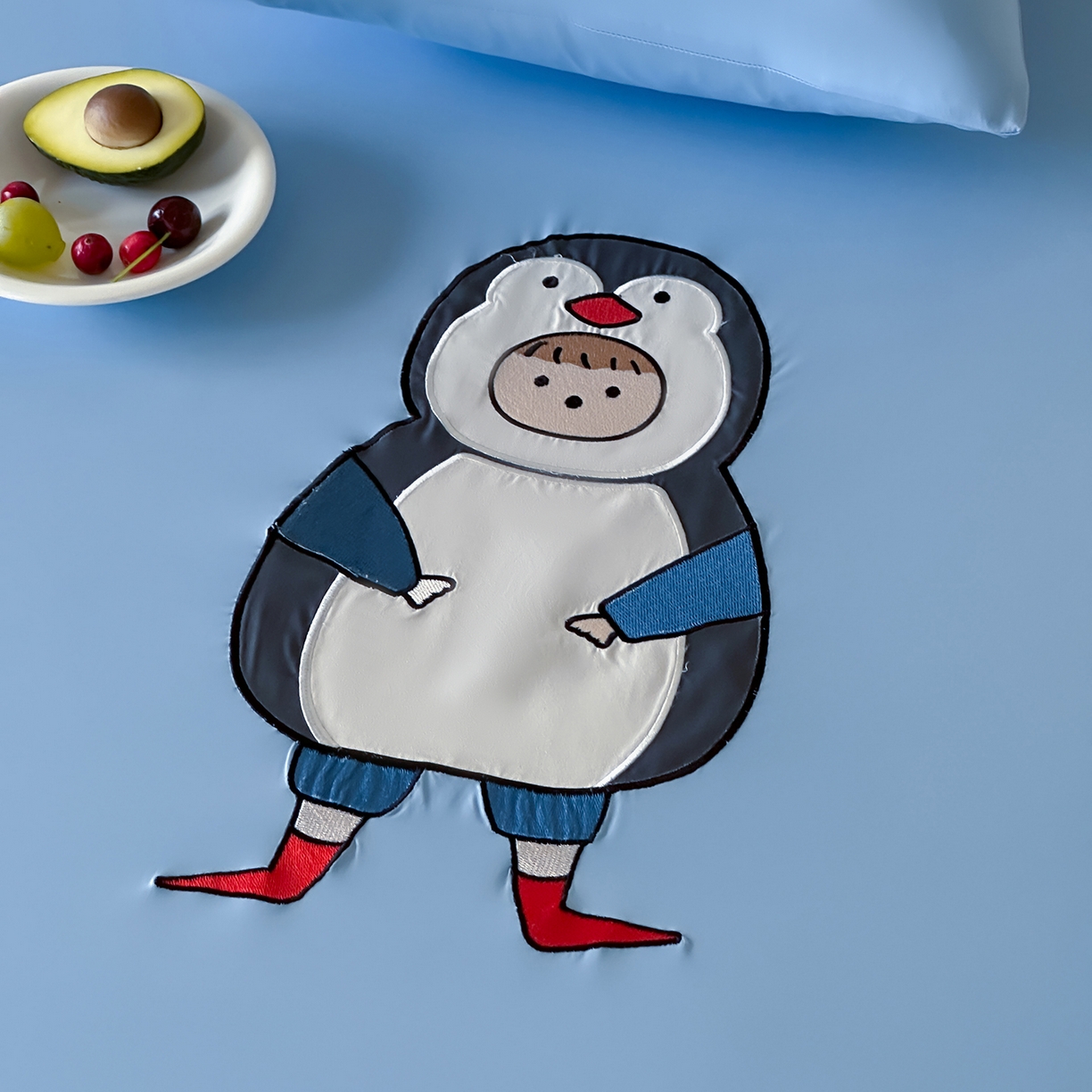 91家纺网 家纺一手货源 找家纺 RYB红黄兰 2026新款设计师原创A类锦氨贴布绣超凉感床笠三件套床笠单件 企鹅Dudu