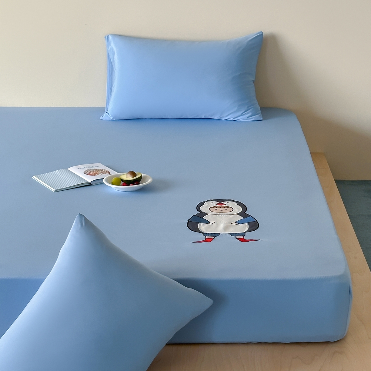 91家纺网 家纺一手货源 找家纺 RYB红黄兰 2026新款设计师原创A类锦氨贴布绣超凉感床笠三件套床笠单件 企鹅Dudu