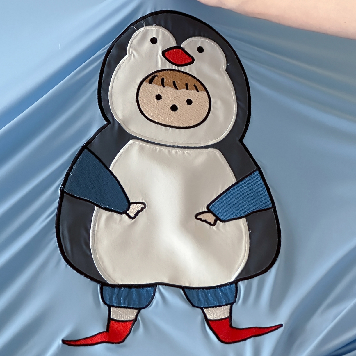 91家纺网 家纺一手货源 找家纺 RYB红黄兰 2026新款设计师原创A类锦氨贴布绣超凉感床笠三件套床笠单件 企鹅Dudu