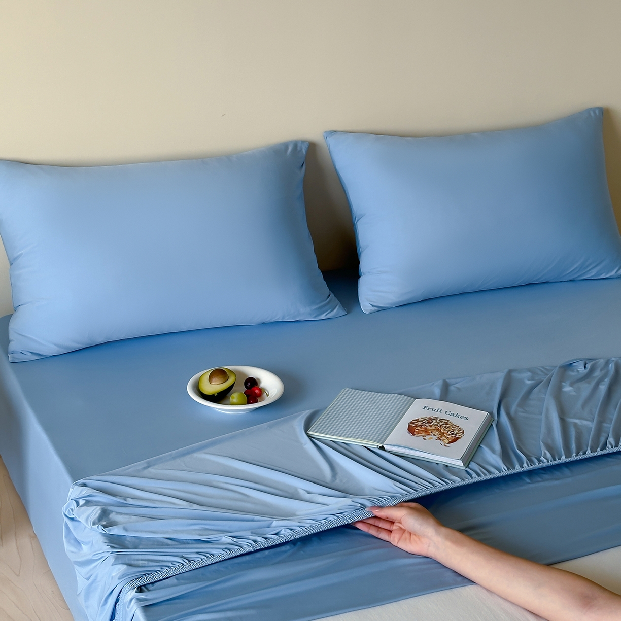 91家纺网 家纺一手货源 找家纺 RYB红黄兰 2026新款设计师原创A类锦氨贴布绣超凉感床笠三件套床笠单件 企鹅Dudu