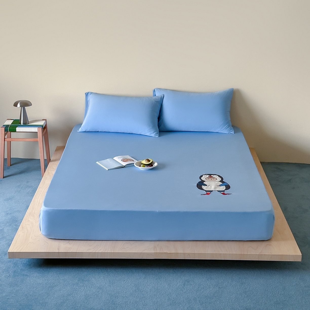 91家纺网 家纺一手货源 找家纺 RYB红黄兰 2026新款设计师原创A类锦氨贴布绣超凉感床笠三件套床笠单件 企鹅Dudu