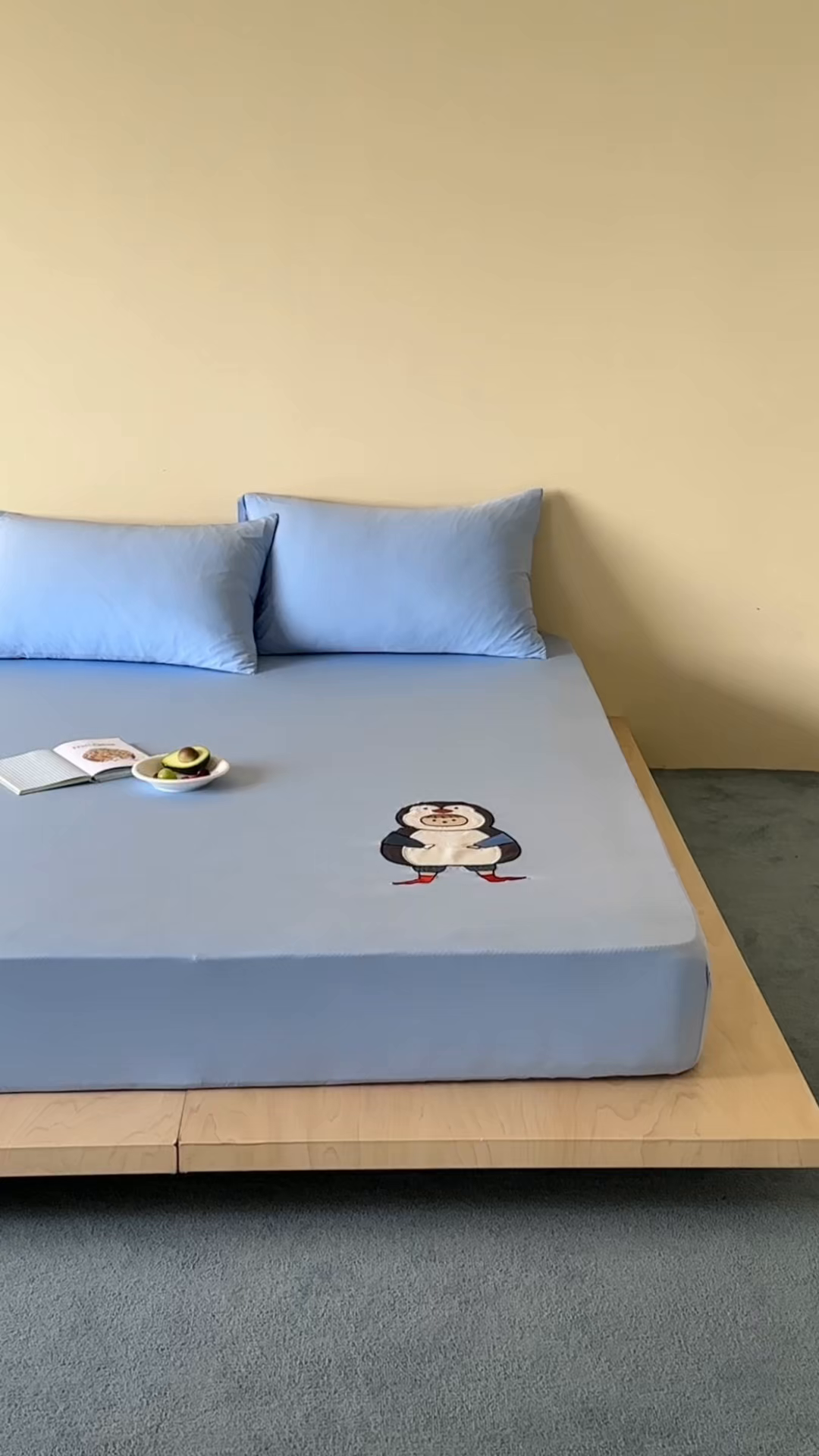 91家纺网 家纺一手货源 找家纺 RYB红黄兰 2026新款设计师原创A类锦氨贴布绣超凉感床笠三件套床笠单件 企鹅Dudu