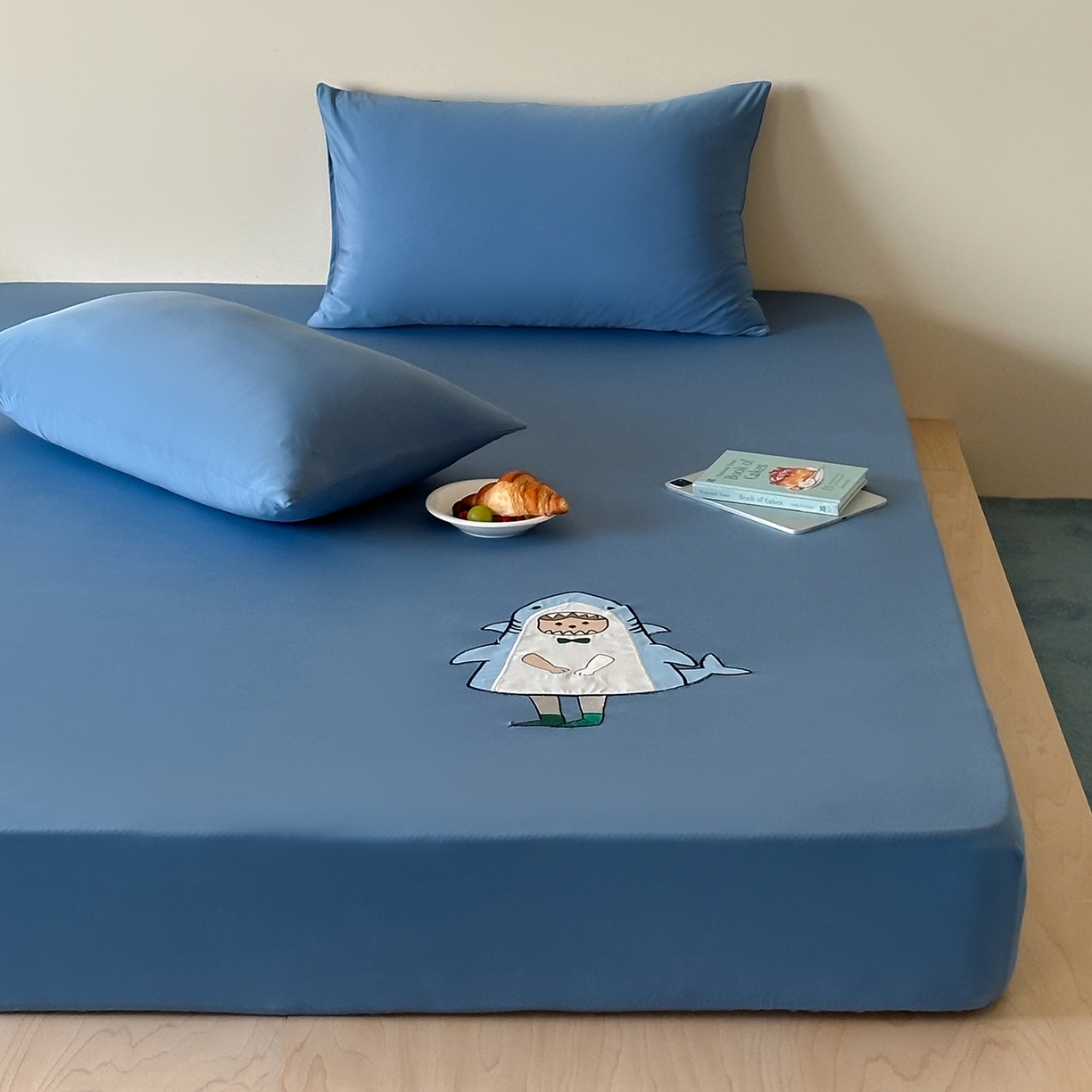 91家纺网 家纺一手货源 找家纺 RYB红黄兰 2026新款设计师原创A类锦氨贴布绣超凉感床笠三件套床笠单件 海茵蓝