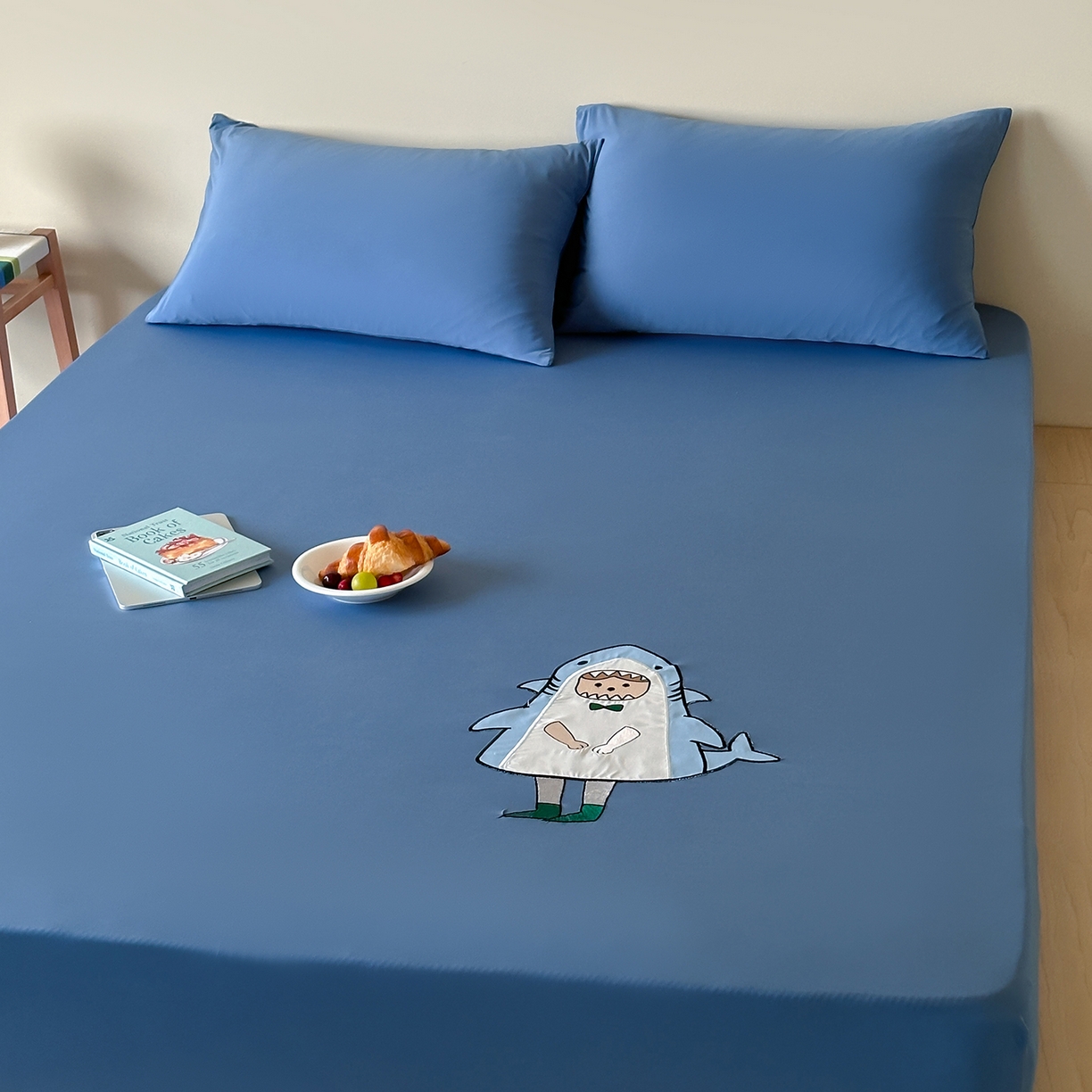 91家纺网 家纺一手货源 找家纺 RYB红黄兰 2026新款设计师原创A类锦氨贴布绣超凉感床笠三件套床笠单件 海茵蓝