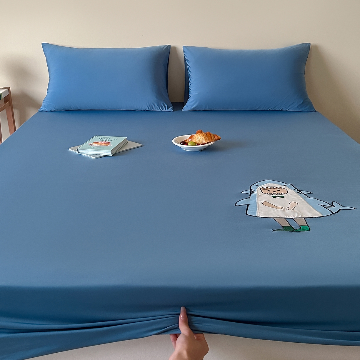 91家纺网 家纺一手货源 找家纺 RYB红黄兰 2026新款设计师原创A类锦氨贴布绣超凉感床笠三件套床笠单件 海茵蓝