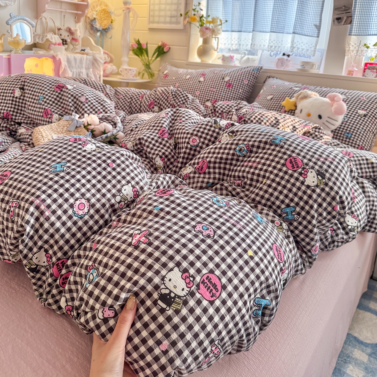 91家纺网 家纺一手货源 找家纺 初念 2026新款云感纱印花四件套 棋盘粉KT