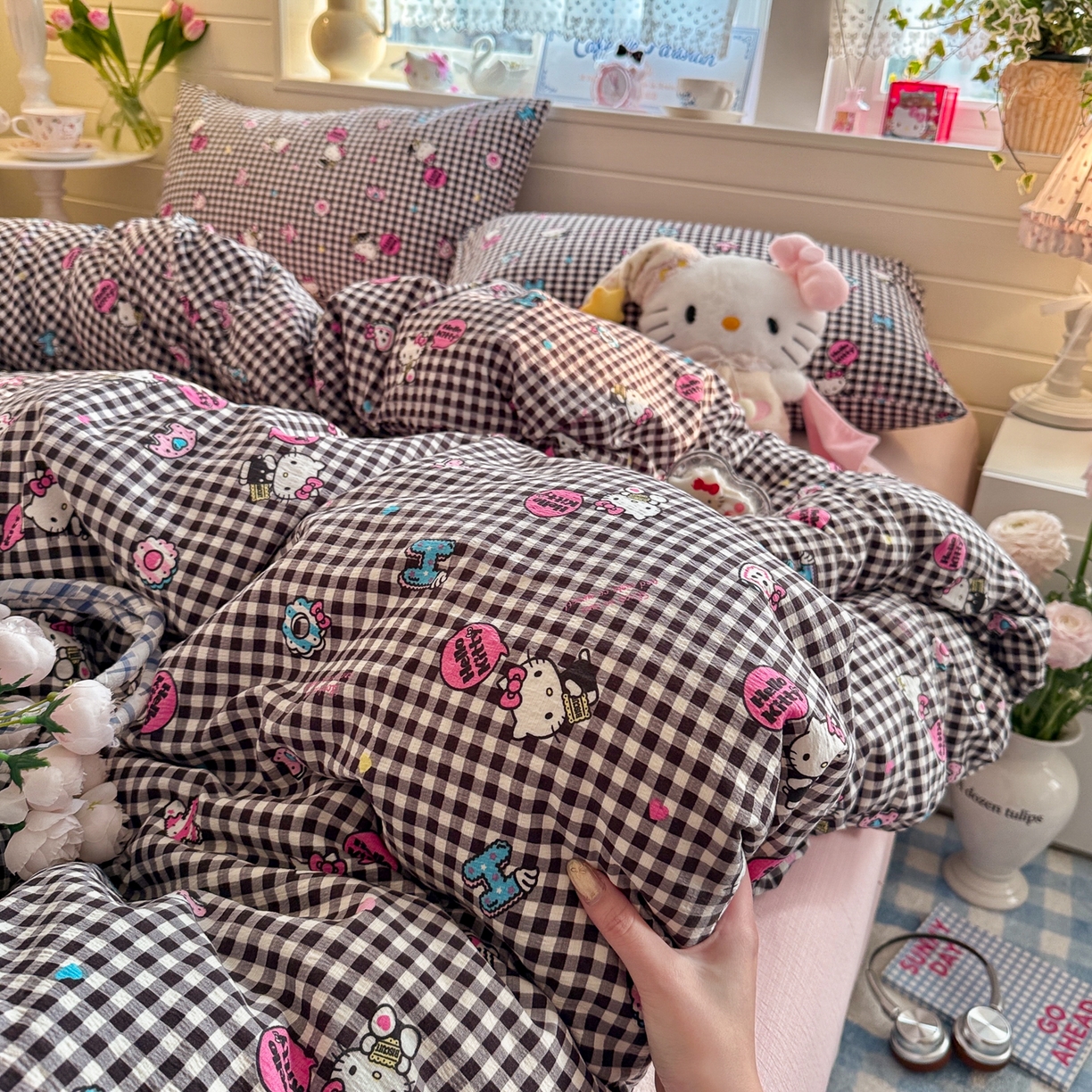 91家纺网 家纺一手货源 找家纺 初念 2026新款云感纱印花四件套 棋盘粉KT